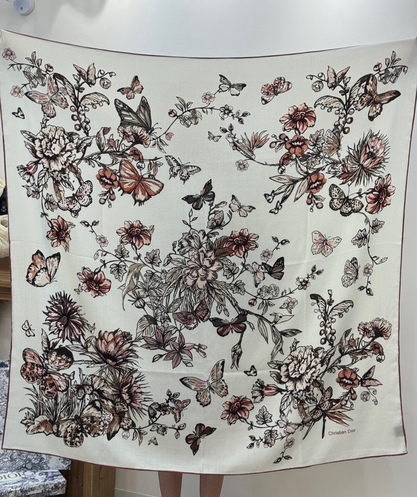 这款披肩饰以 Dior Camo PaPillon 图案，以优雅而诗意的设计全新演绎蝴蝶主题。采用真丝羊