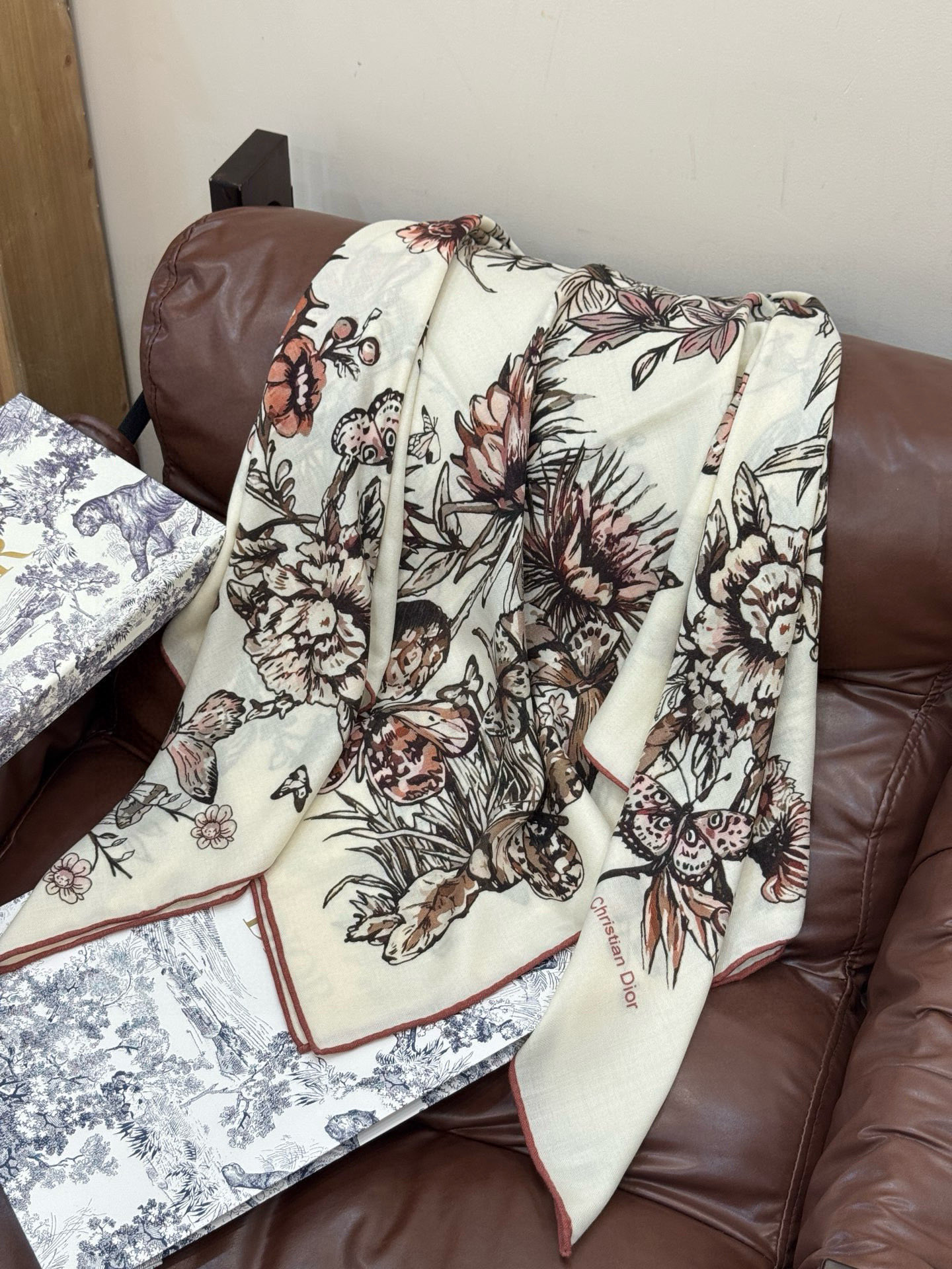 这款披肩饰以 Dior Camo PaPillon 图案，以优雅而诗意的设计全新演绎蝴蝶主题。采用真丝羊