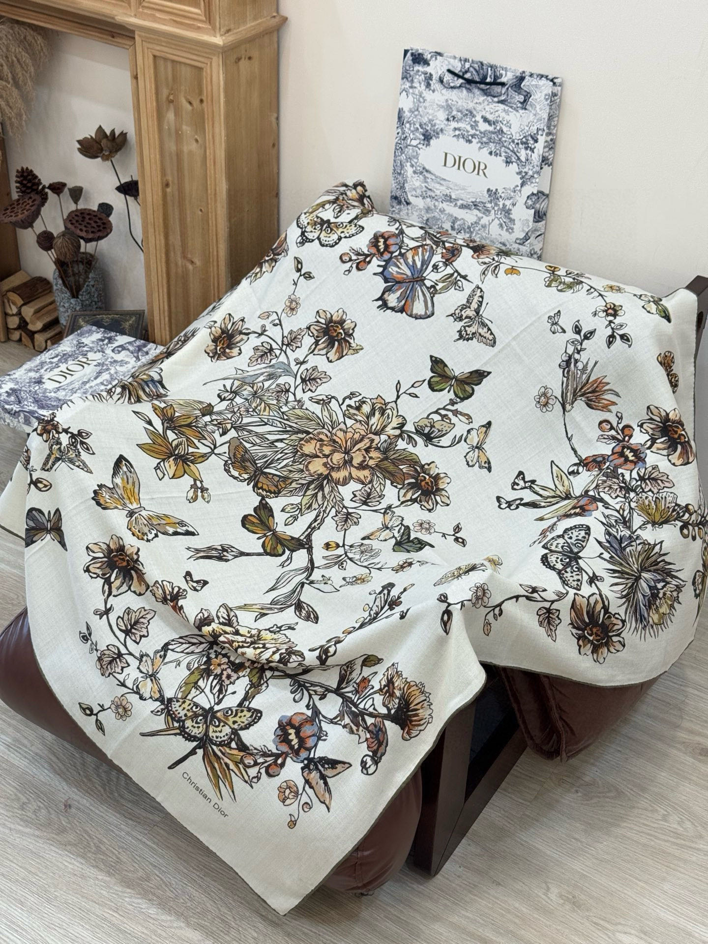 这款披肩饰以 Dior Camo PaPillon 图案，以优雅而诗意的设计全新演绎蝴蝶主题。采用真丝羊