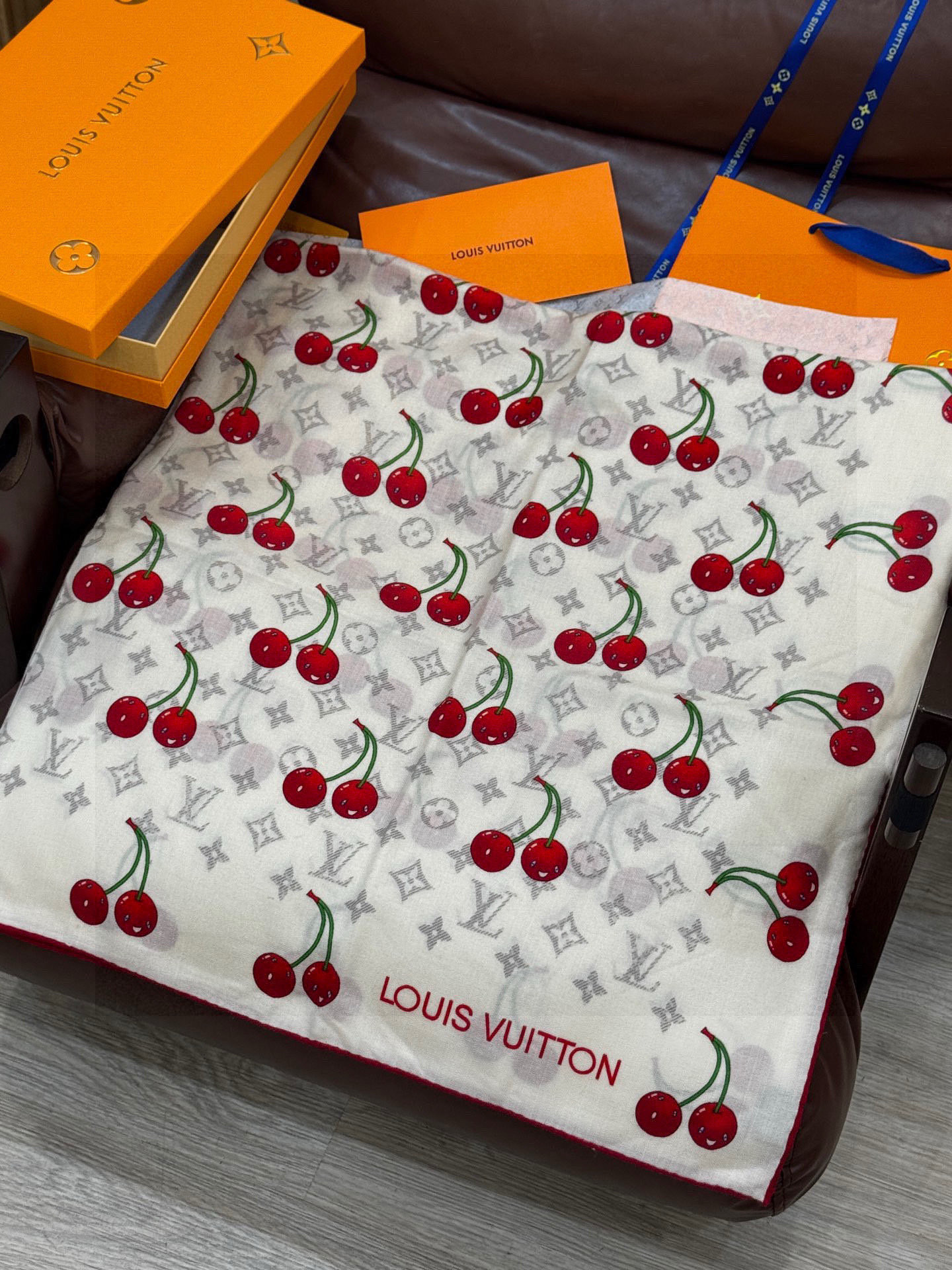 LV X TM MONOGRAMCERISE 140丝绒方巾【140双面丝绒同色】LV × TM Mon