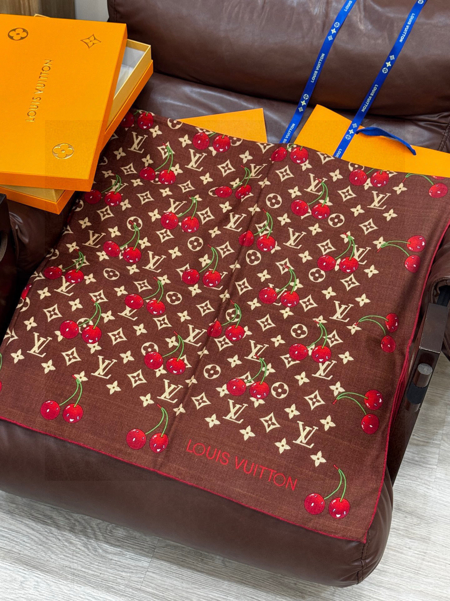 LV X TM MONOGRAMCERISE 140丝绒方巾【140双面丝绒同色】LV × TM Mon