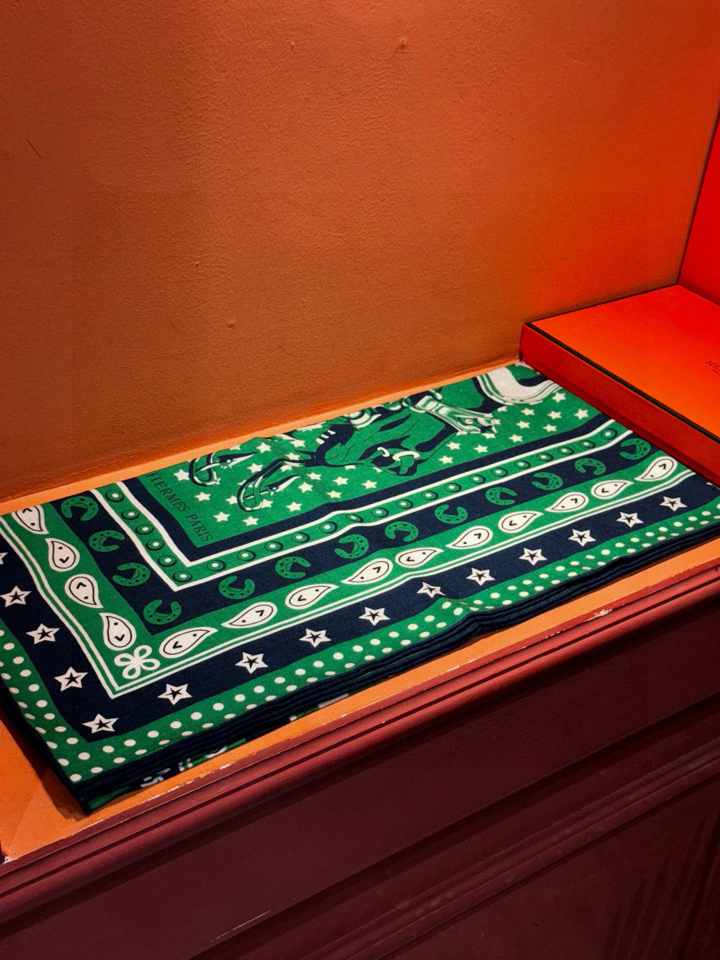 💟羊绒新款🆕👏👏买了都说好看‼️推荐💕爱马仕双面同色羊绒方巾【朋克骏马双面同色140】，顶级工艺超值‼️