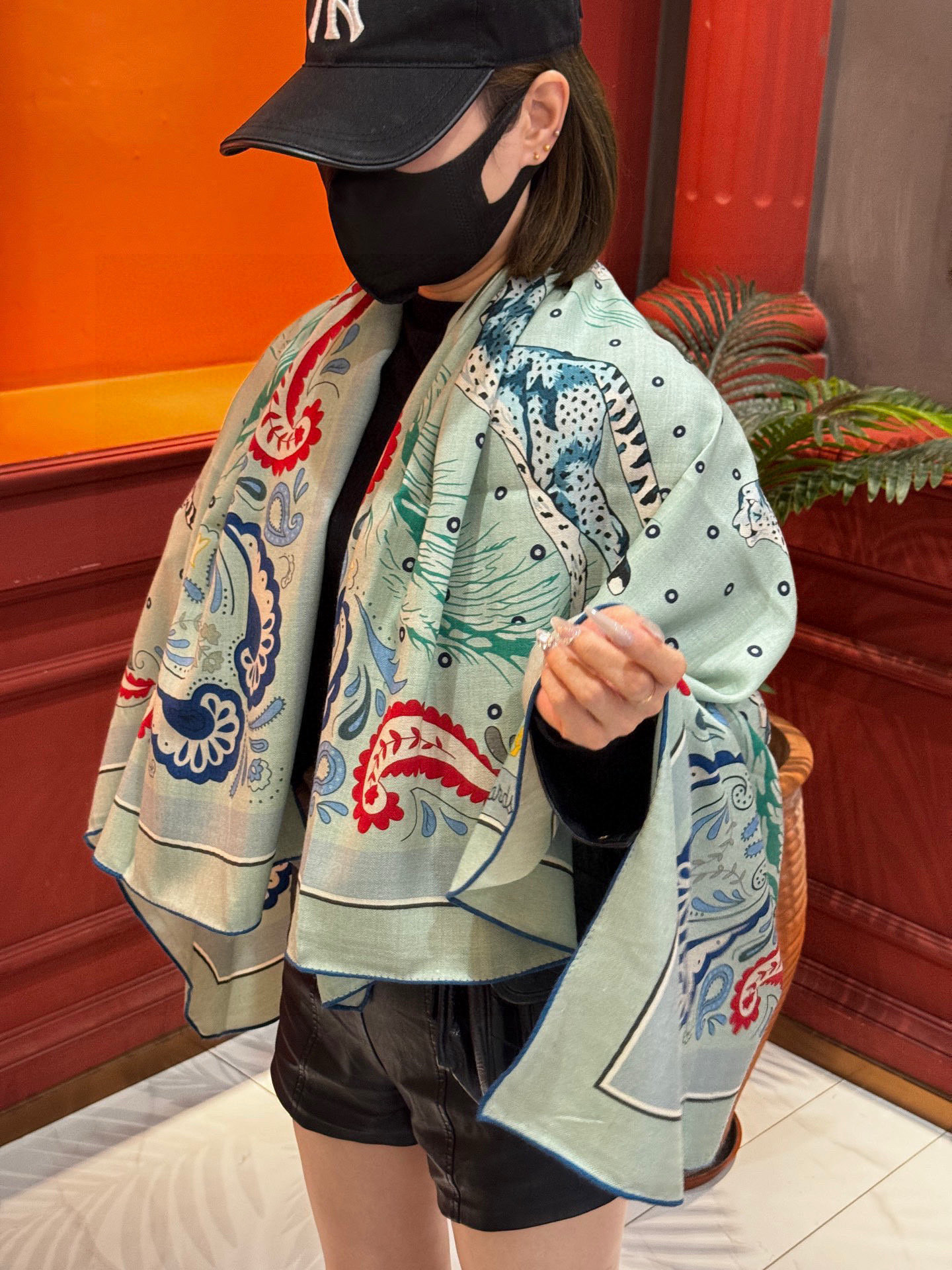 H珍藏版[丛林之爱]大方巾，双面同色 独一无二的品质！这款大方巾巾采用山羊绒和真丝混纺面料制成，柔软轻盈