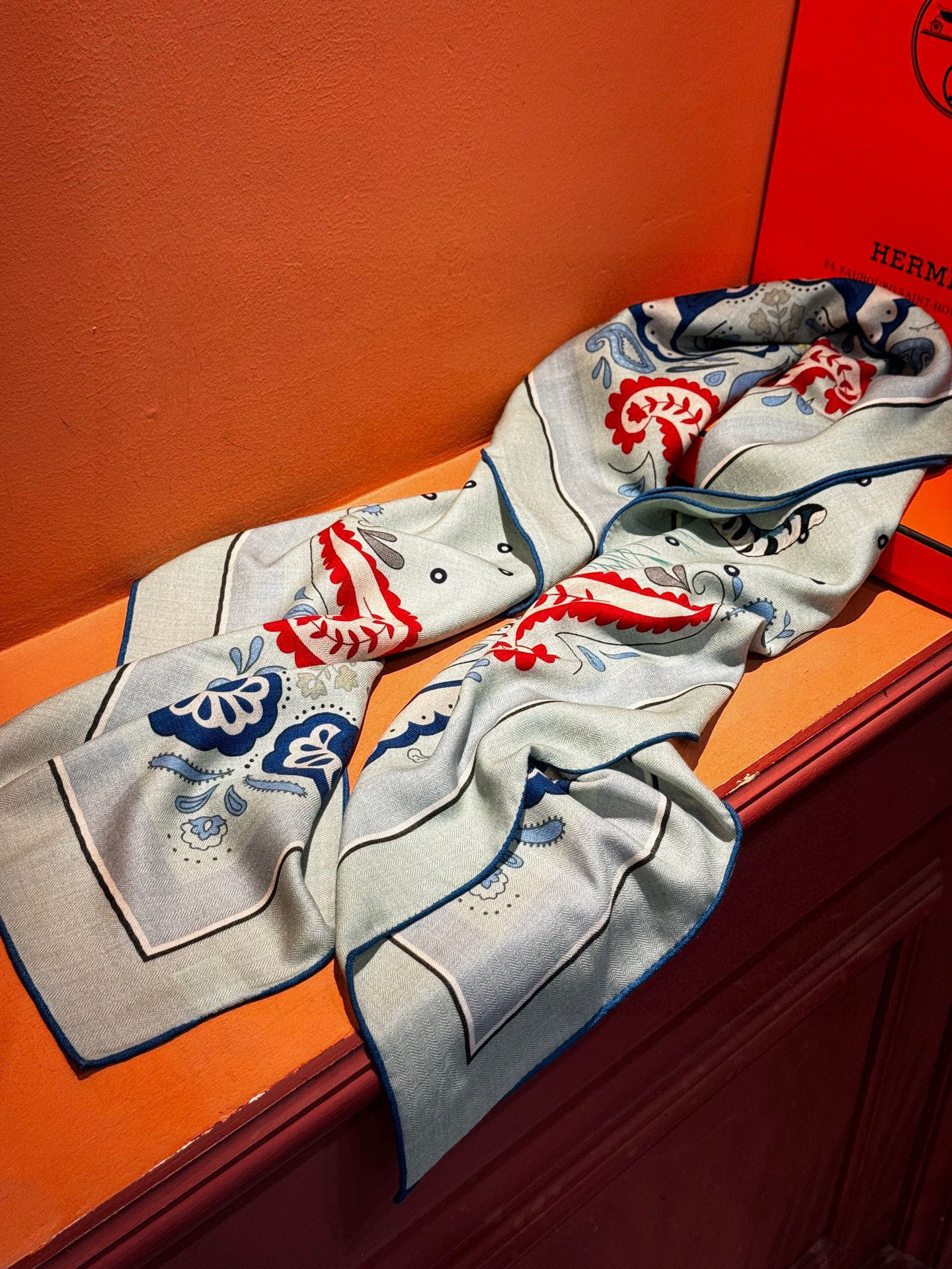 H珍藏版[丛林之爱]大方巾，双面同色 独一无二的品质！这款大方巾巾采用山羊绒和真丝混纺面料制成，柔软轻盈