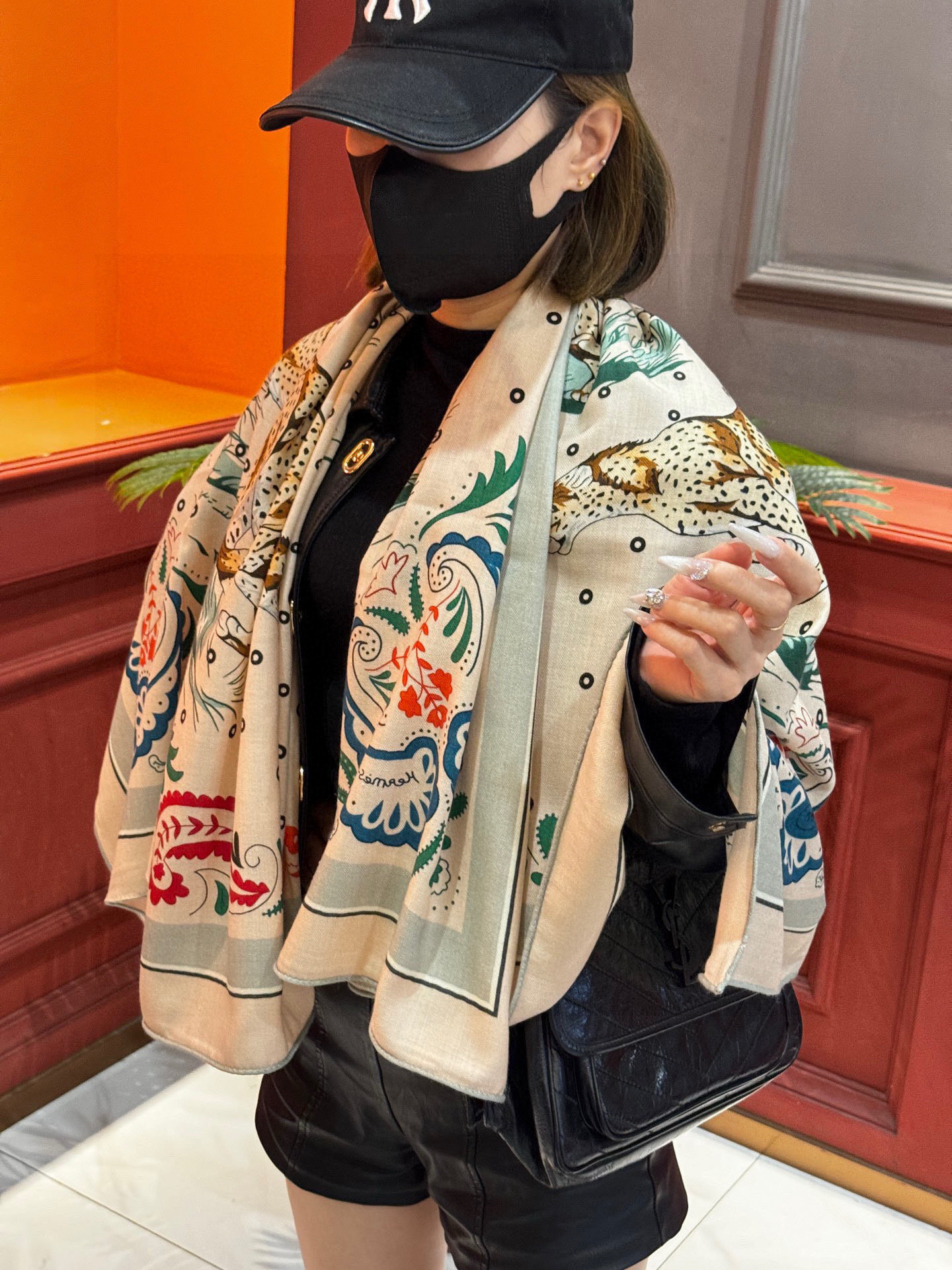 H珍藏版[丛林之爱]大方巾，双面同色 独一无二的品质！这款大方巾巾采用山羊绒和真丝混纺面料制成，柔软轻盈