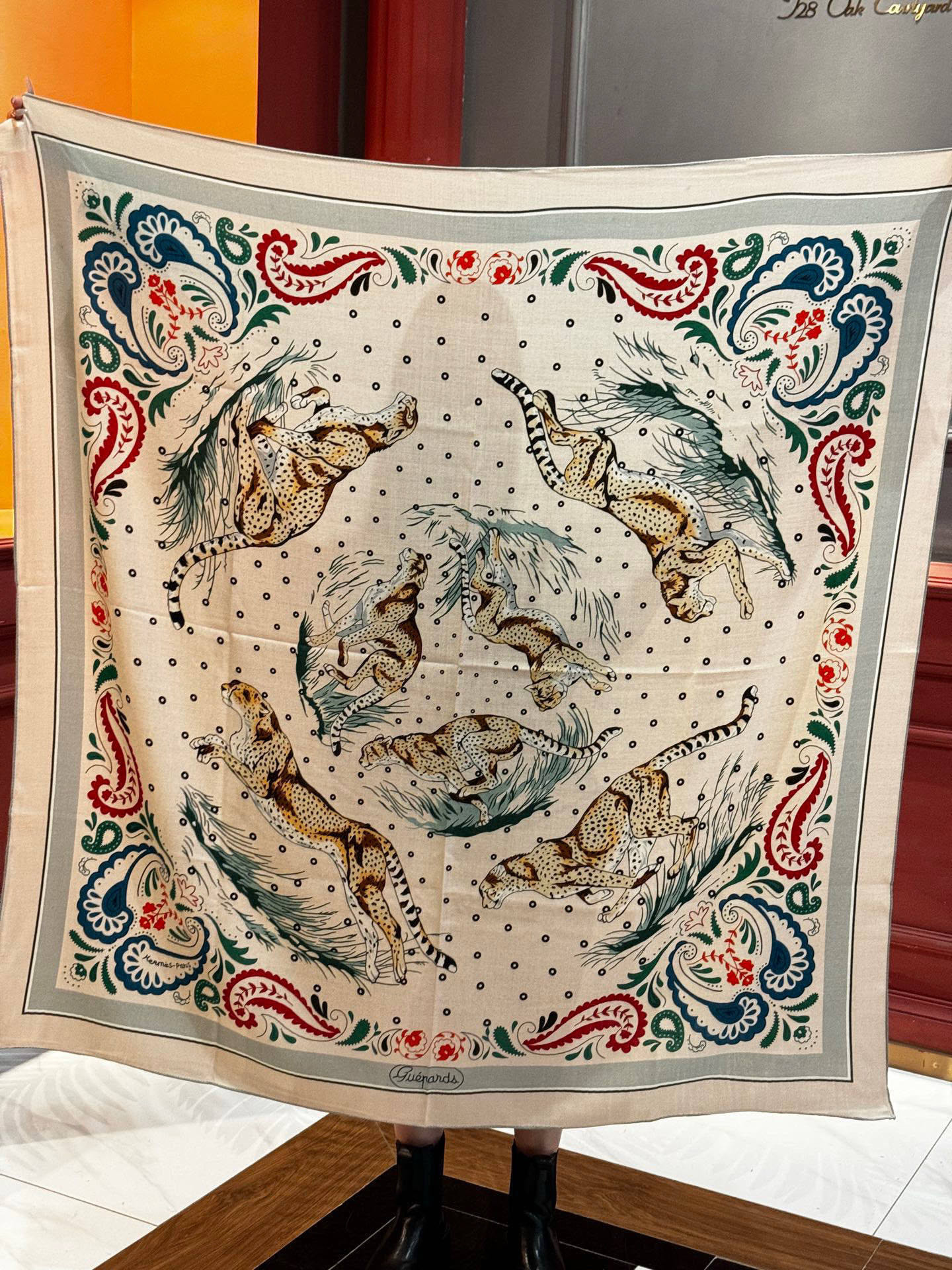 H珍藏版[丛林之爱]大方巾，双面同色 独一无二的品质！这款大方巾巾采用山羊绒和真丝混纺面料制成，柔软轻盈