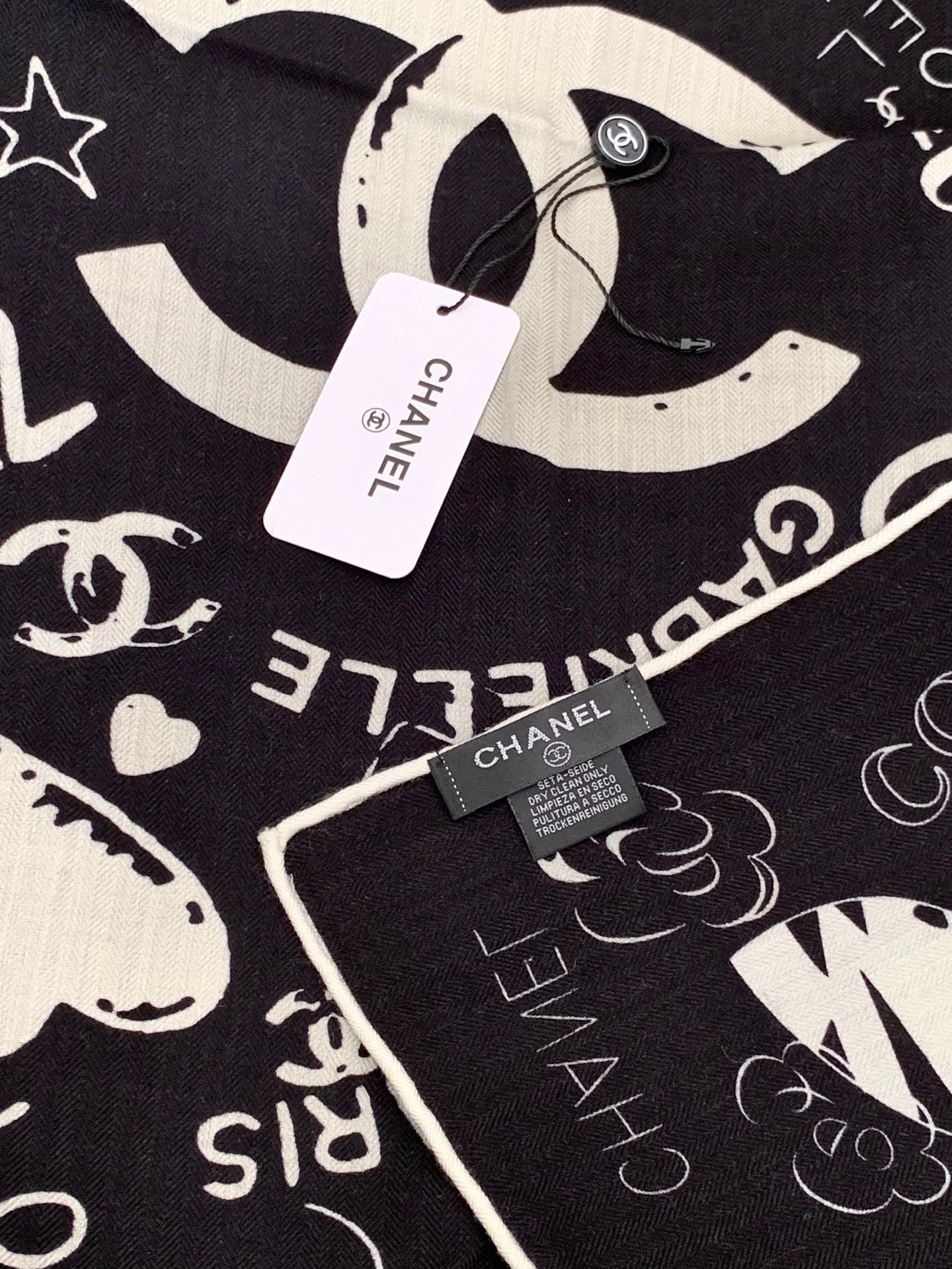 2025秋冬高级成衣系列～Chanel 【140双面同色丝绒披肩】此系列谱写一曲自由轻灵的赞歌本系列作品