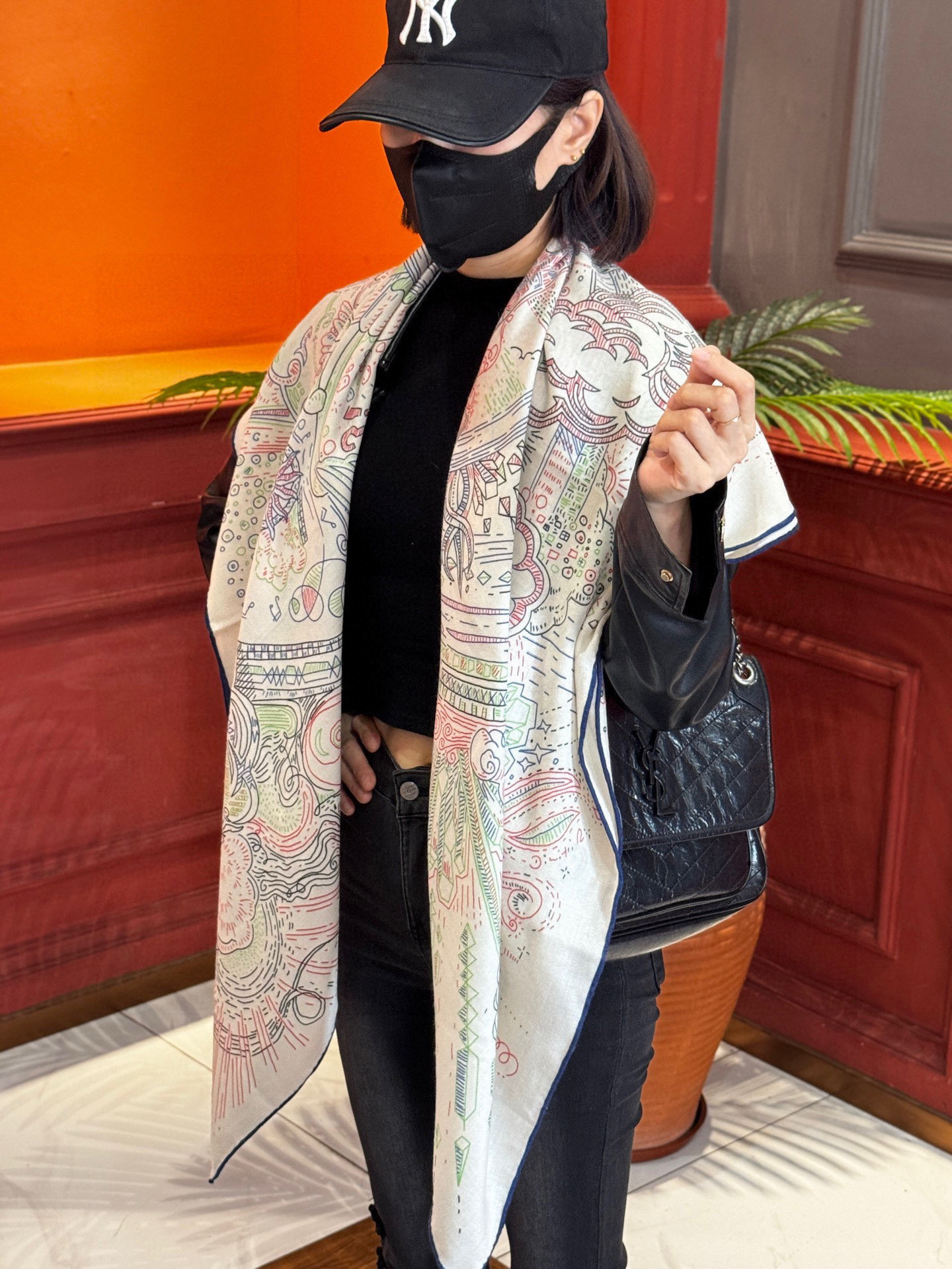 “正在接通中”140丝绒方巾【140顶级丝毛绒双面同色印花】手工卷边丝绒方巾（30%真丝70%羊绒）这款