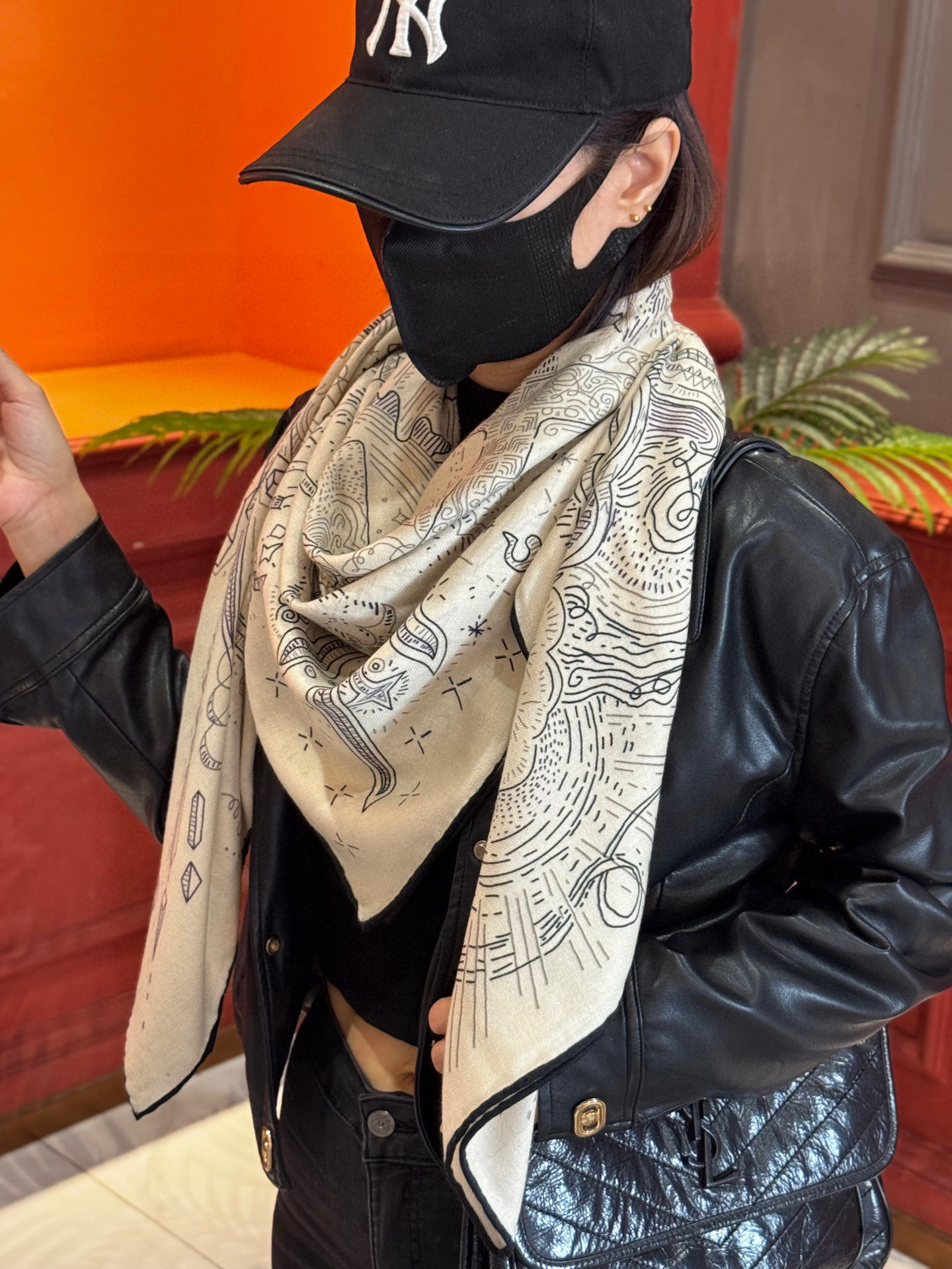 “正在接通中”140丝绒方巾【140顶级丝毛绒双面同色印花】手工卷边丝绒方巾（30%真丝70%羊绒）这款