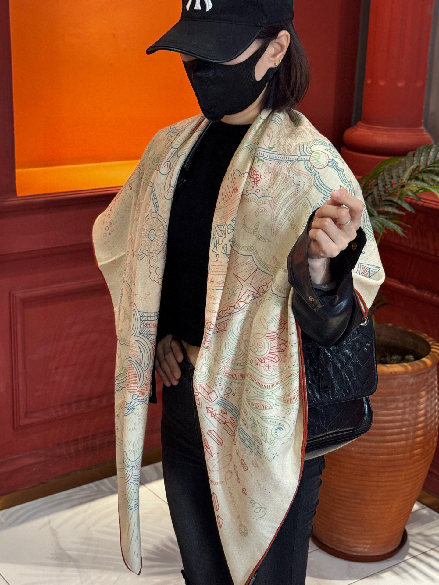 “正在接通中”140丝绒方巾【140顶级丝毛绒双面同色印花】手工卷边丝绒方巾（30%真丝70%羊绒）这款