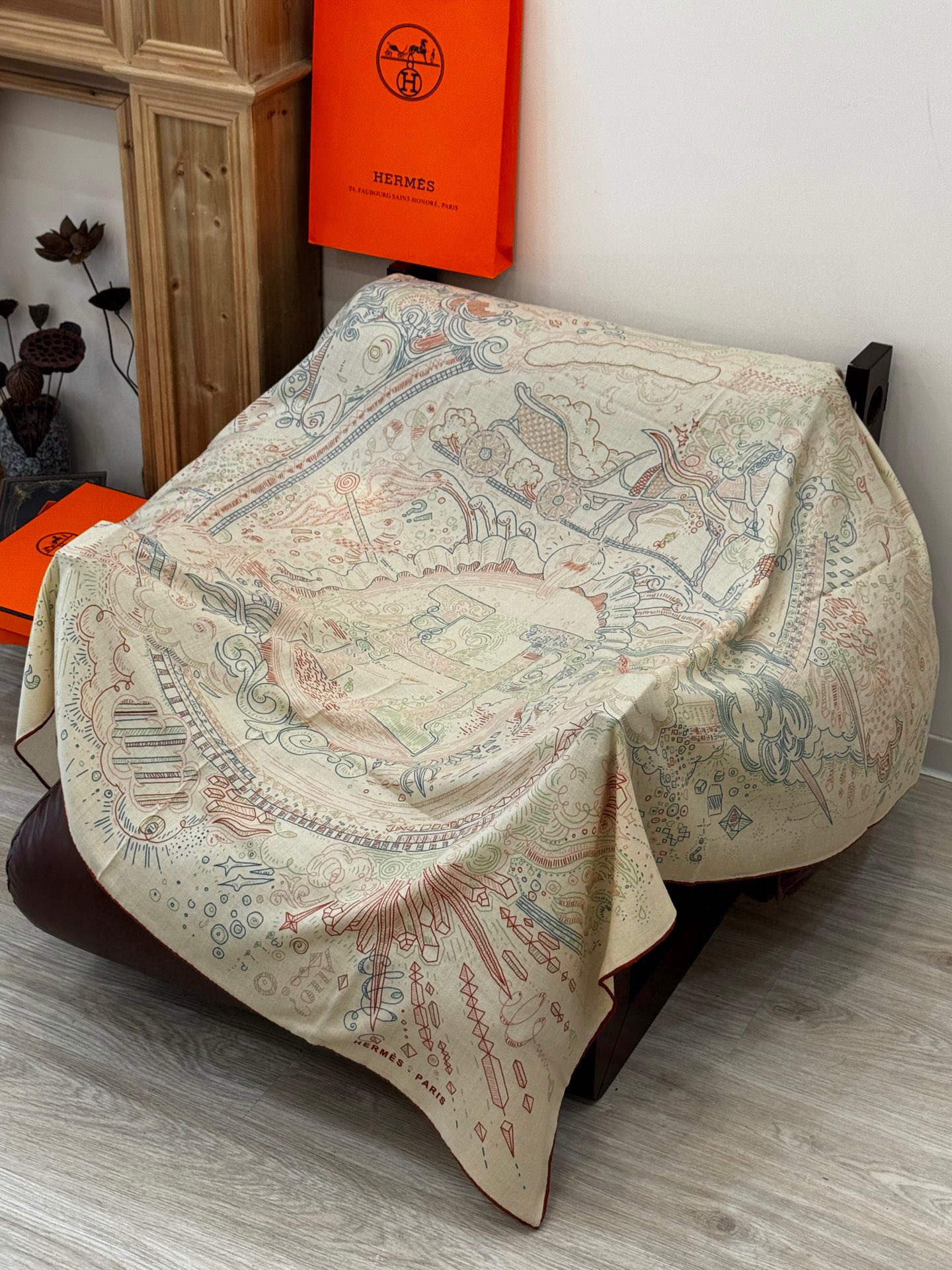 “正在接通中”140丝绒方巾【140顶级丝毛绒双面同色印花】手工卷边丝绒方巾（30%真丝70%羊绒）这款