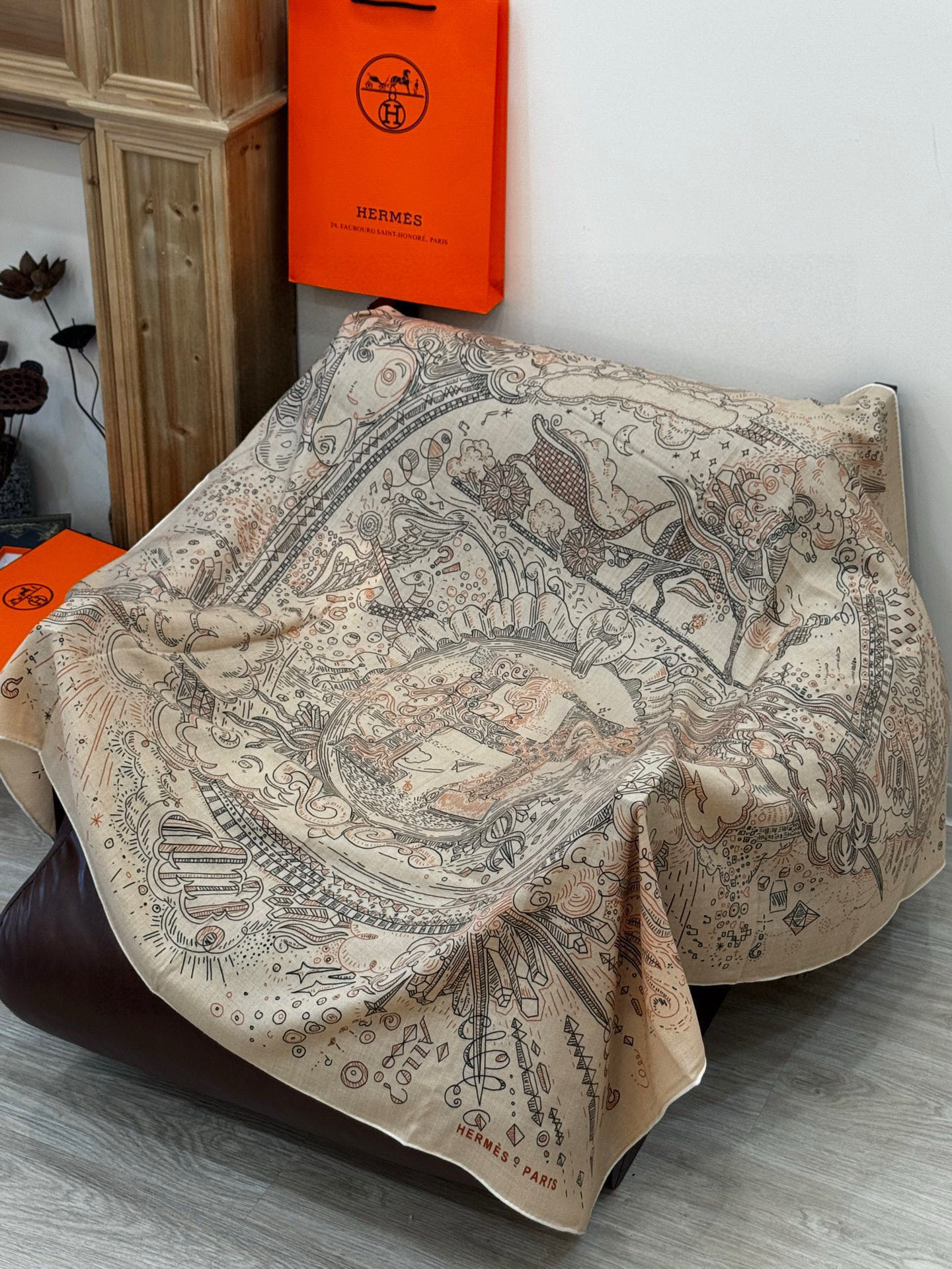 “正在接通中”140丝绒方巾【140顶级丝毛绒双面同色印花】手工卷边丝绒方巾（30%真丝70%羊绒）这款