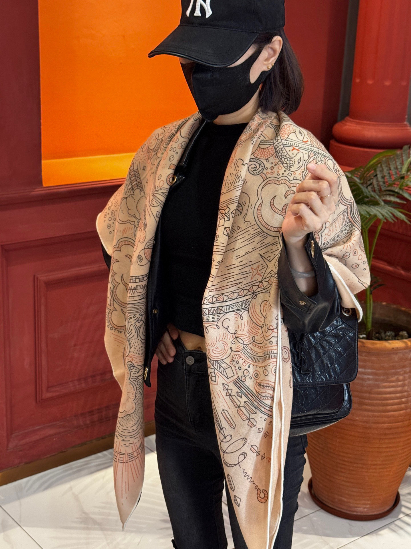 “正在接通中”140丝绒方巾【140顶级丝毛绒双面同色印花】手工卷边丝绒方巾（30%真丝70%羊绒）这款