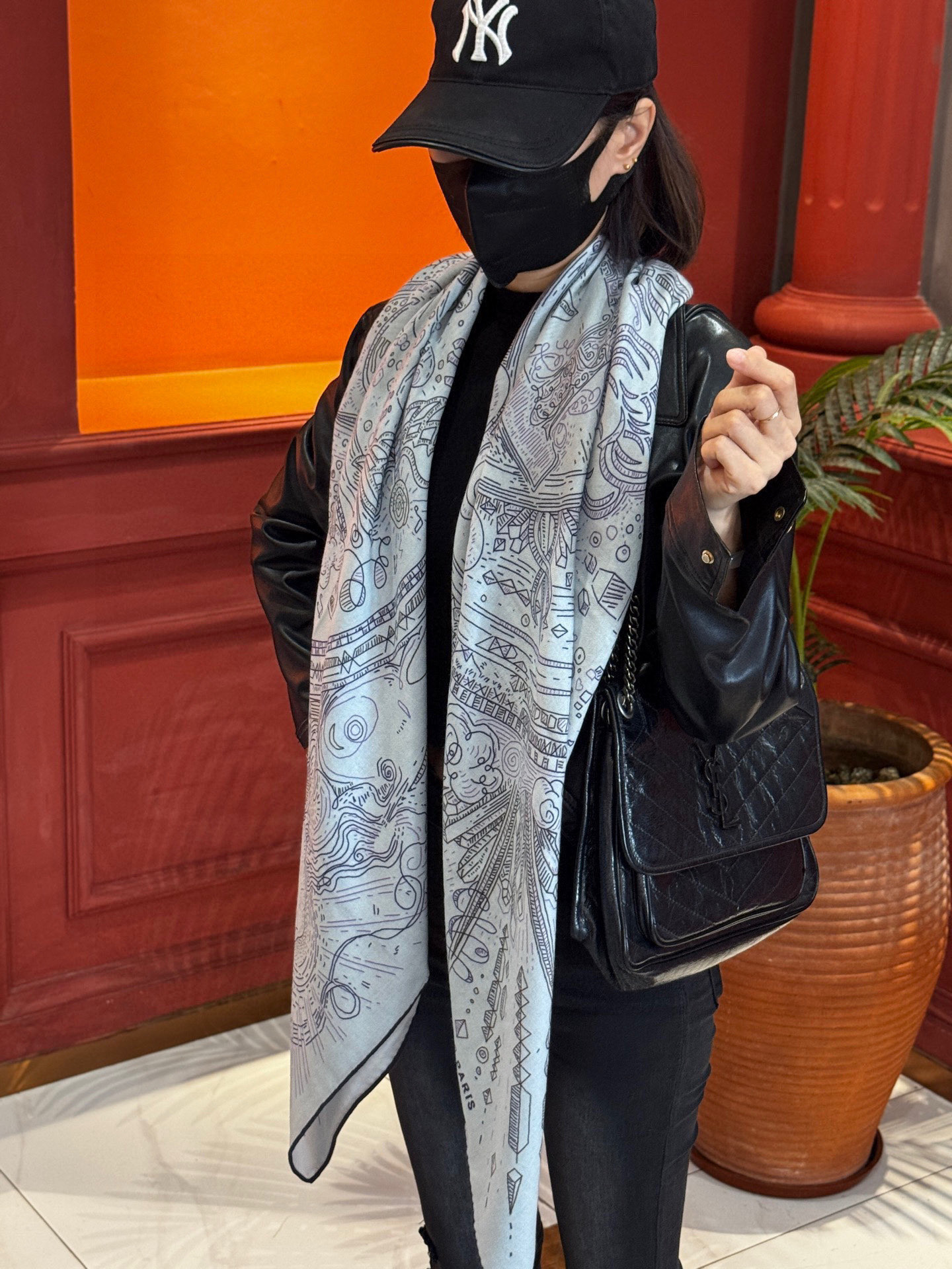 “正在接通中”140丝绒方巾【140顶级丝毛绒双面同色印花】手工卷边丝绒方巾（30%真丝70%羊绒）这款