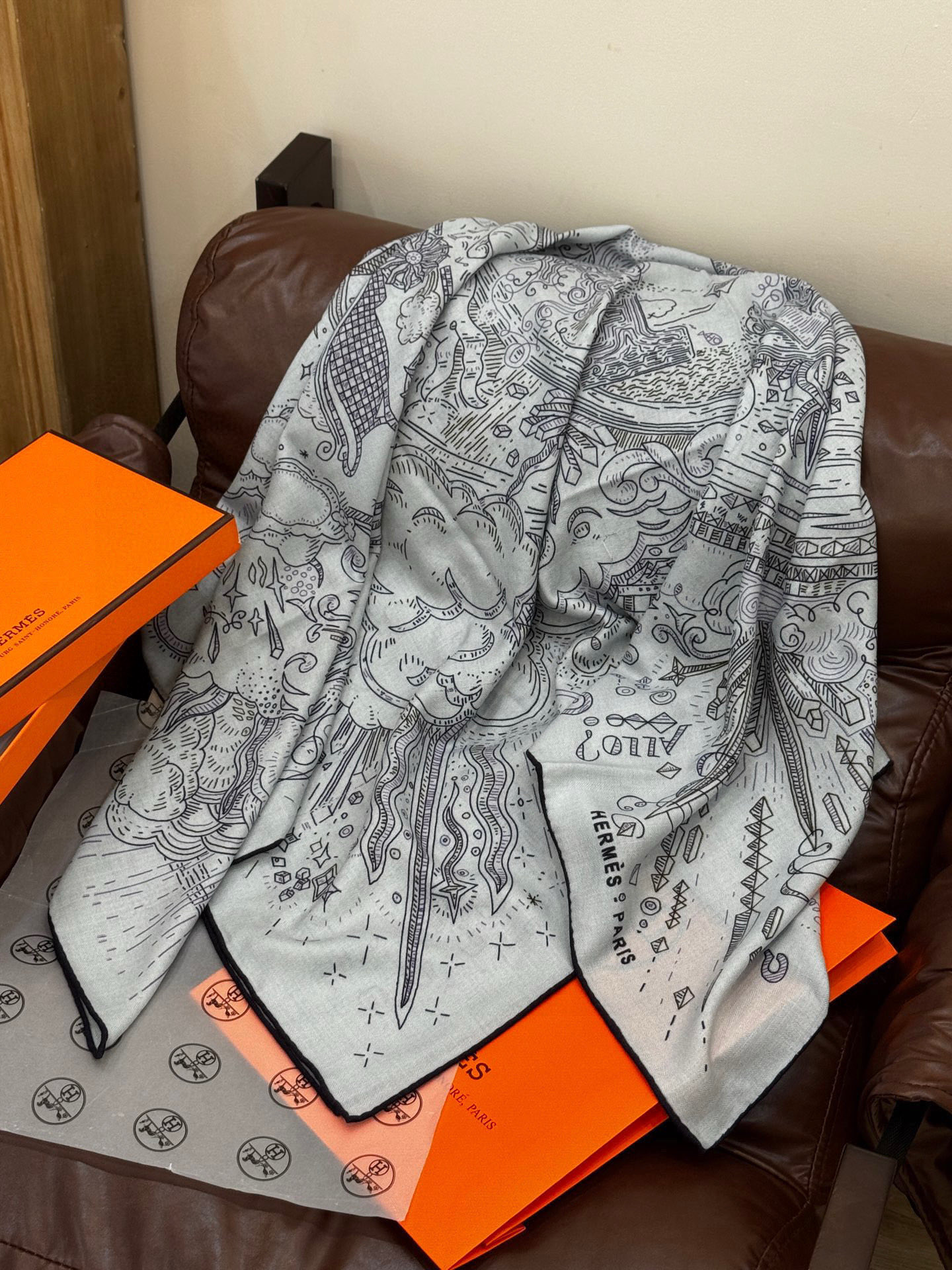 “正在接通中”140丝绒方巾【140顶级丝毛绒双面同色印花】手工卷边丝绒方巾（30%真丝70%羊绒）这款