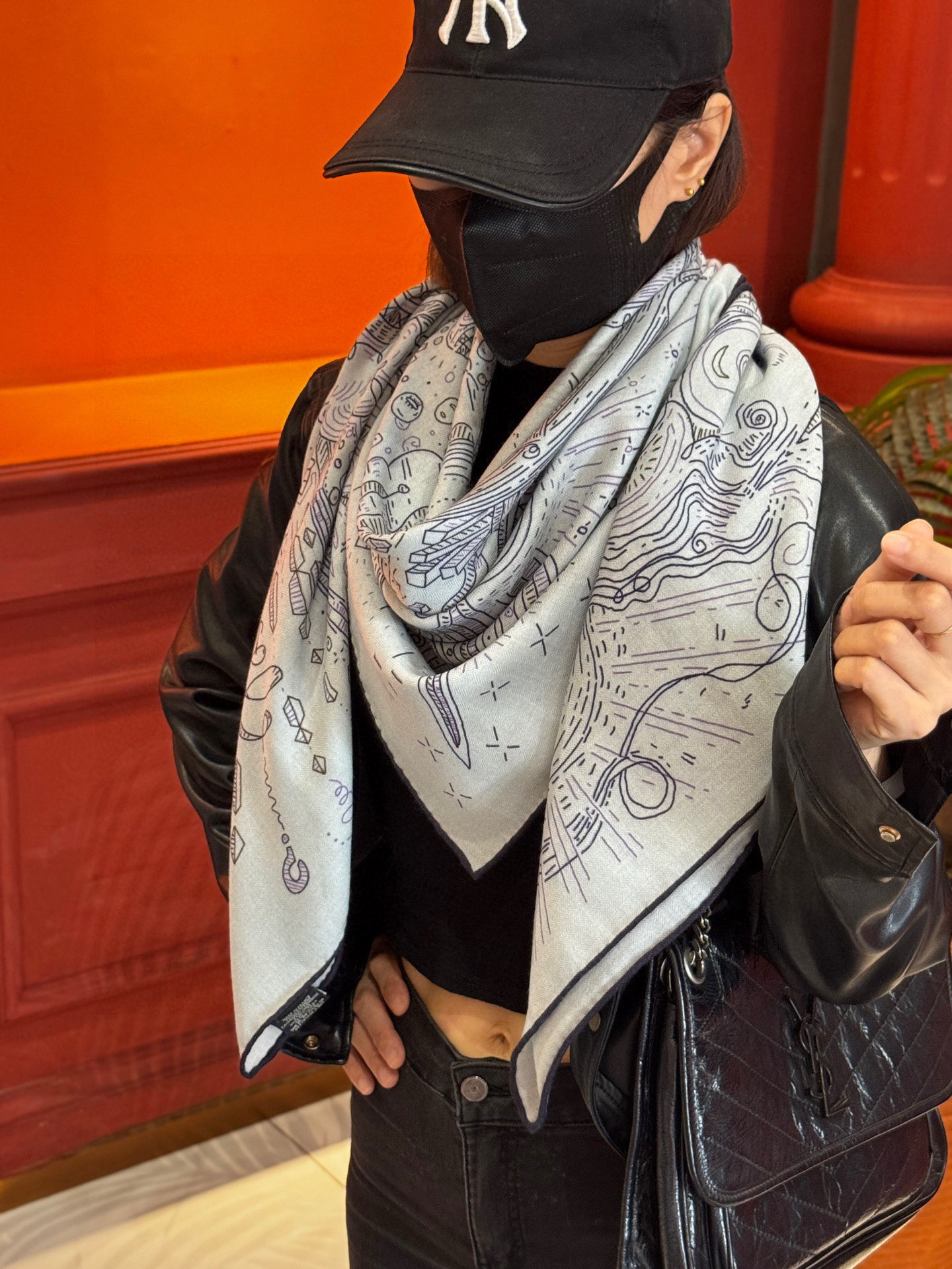 “正在接通中”140丝绒方巾【140顶级丝毛绒双面同色印花】手工卷边丝绒方巾（30%真丝70%羊绒）这款