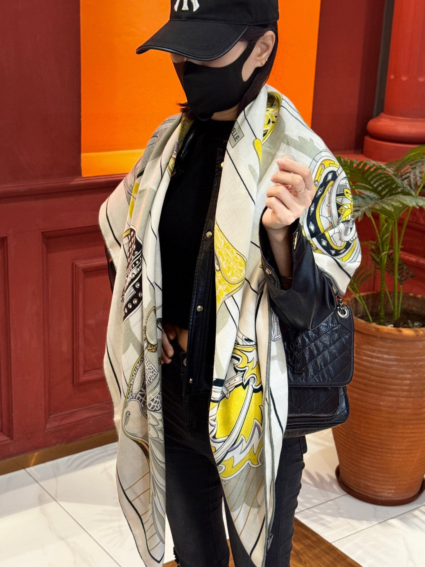 “鞍上世界”140丝绒方巾双面同色手工卷边丝绒方巾（30%真丝70%羊绒）这款披肩的经典单品展现强大而迷