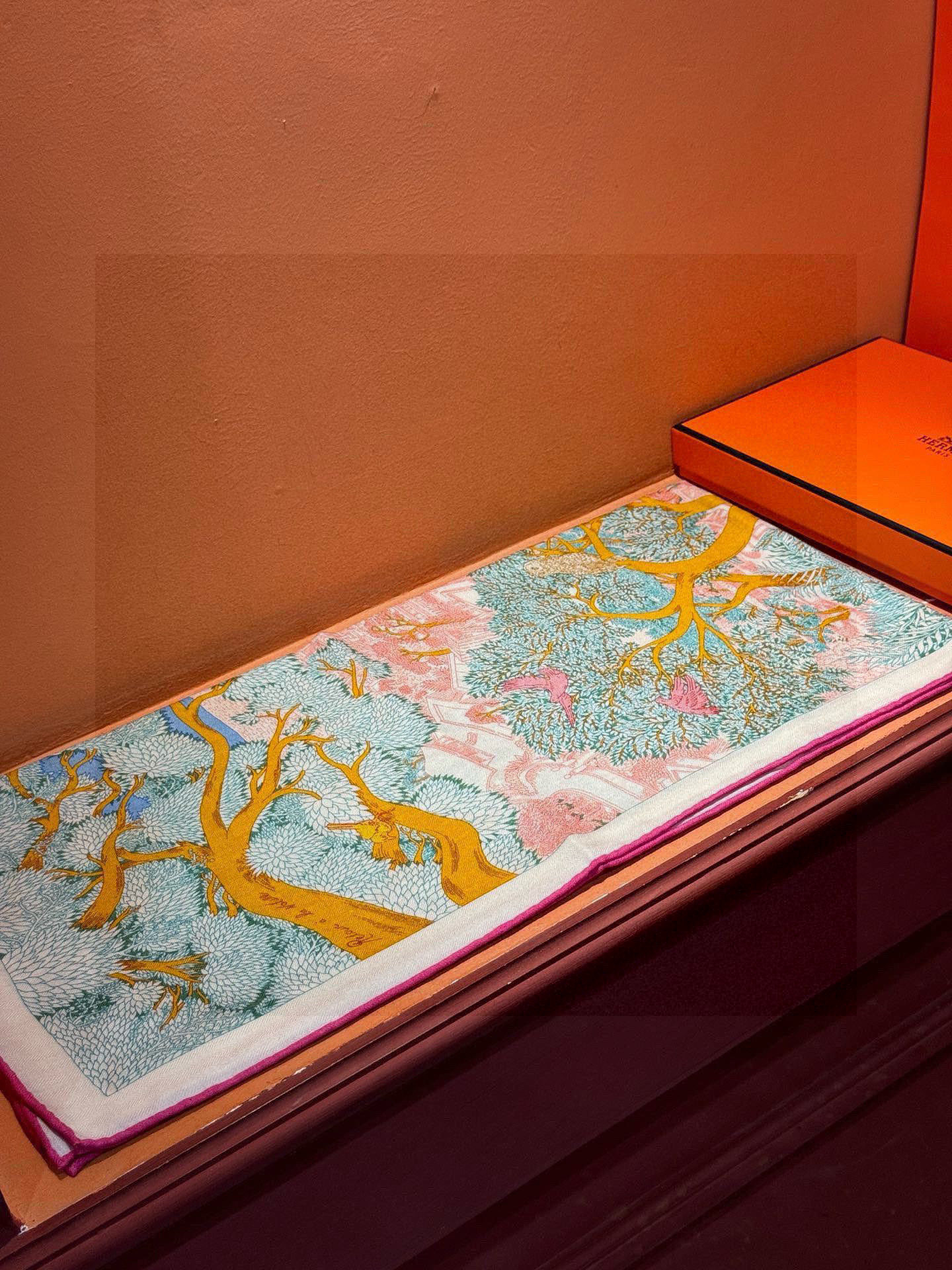 爱马仕～秋冬搭配利器❗️顶级双面同色 版真丝羊绒披肩！！1条等于2条】点睛精彩，图案和配色都超级喜欢，又