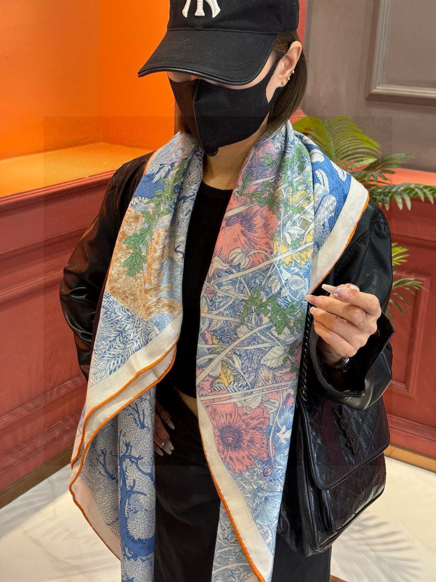 爱马仕～秋冬搭配利器❗️顶级双面同色 版真丝羊绒披肩！！1条等于2条】点睛精彩，图案和配色都超级喜欢，又