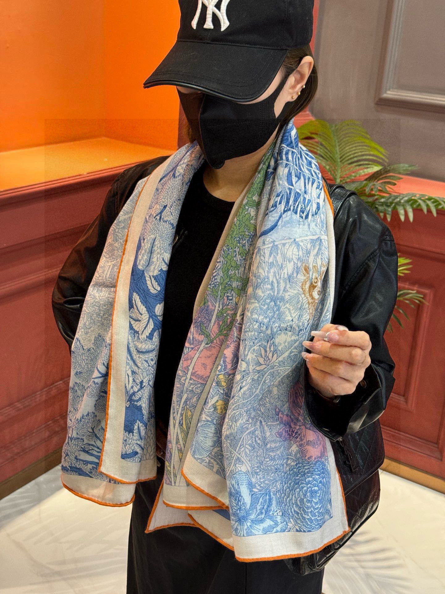 爱马仕～秋冬搭配利器❗️顶级双面同色 版真丝羊绒披肩！！1条等于2条】点睛精彩，图案和配色都超级喜欢，又