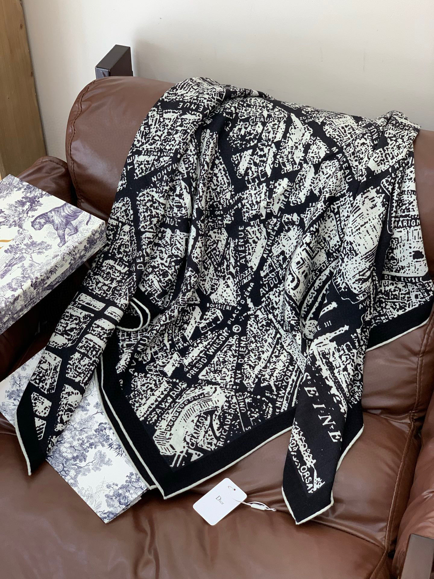 Dior ❤【️巴黎地图】140*140双面同色丝绒方巾🉐️LAN DE 价🉐️ARIS 巴黎地图这款方