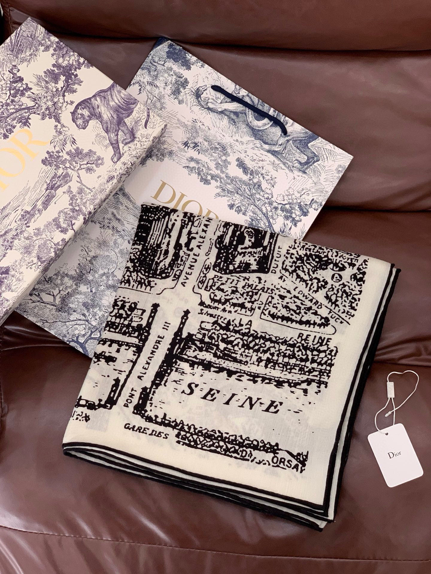 Dior ❤【️巴黎地图】140*140双面同色丝绒方巾🉐️LAN DE 价🉐️ARIS 巴黎地图这款方