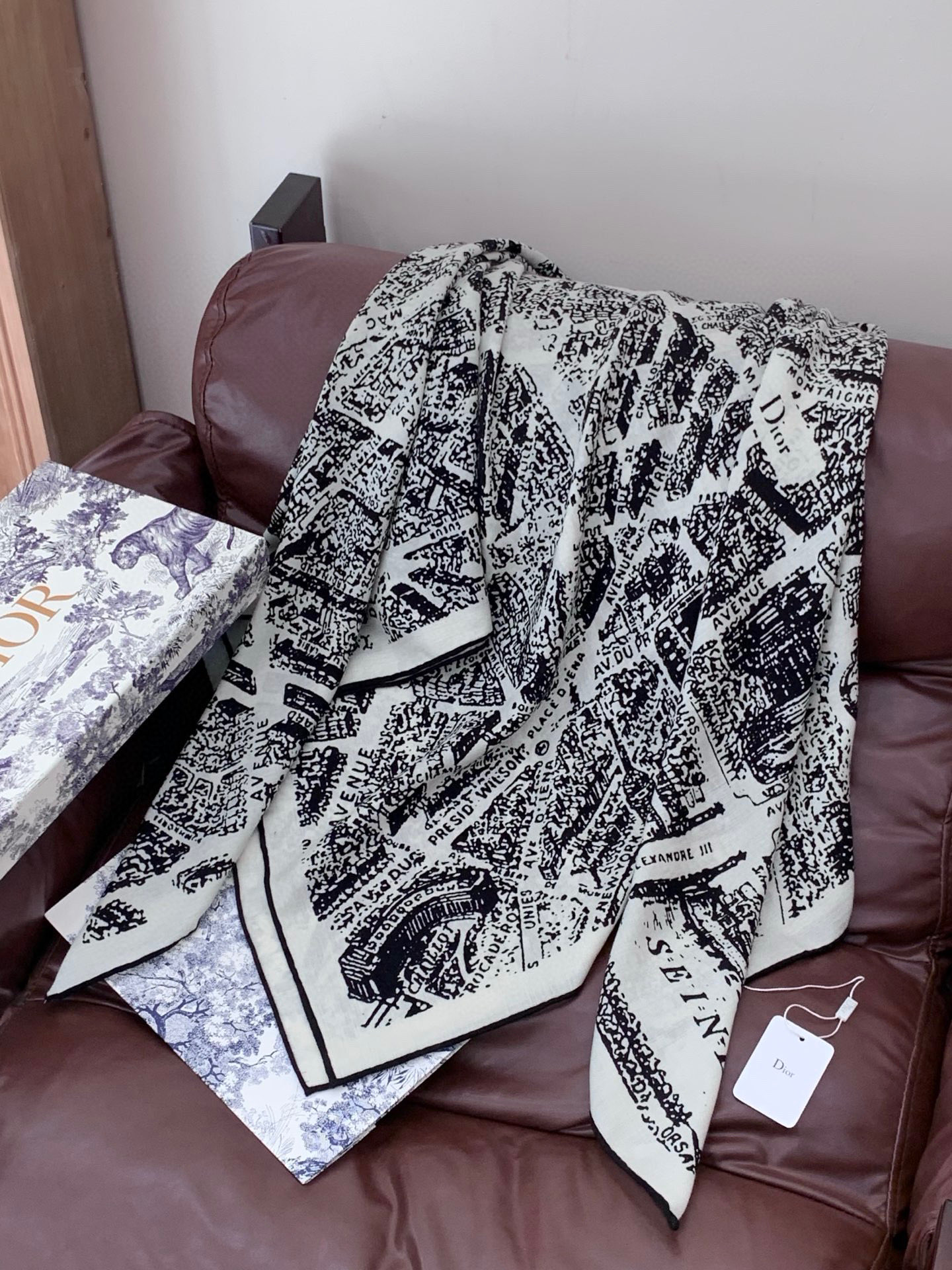 Dior ❤【️巴黎地图】140*140双面同色丝绒方巾🉐️LAN DE 价🉐️ARIS 巴黎地图这款方