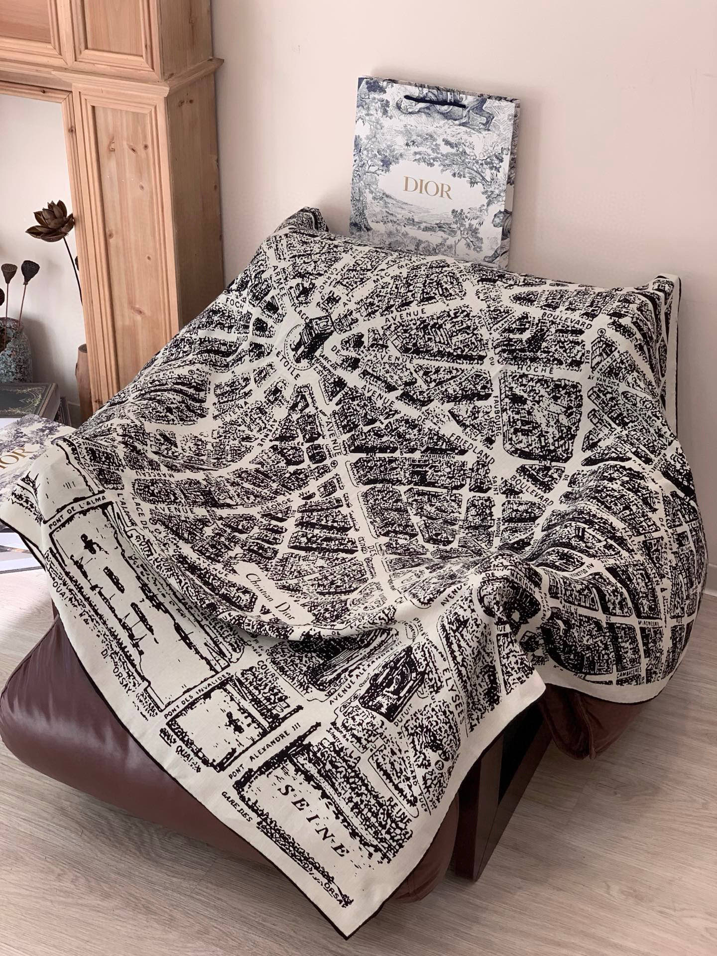 Dior ❤【️巴黎地图】140*140双面同色丝绒方巾🉐️LAN DE 价🉐️ARIS 巴黎地图这款方