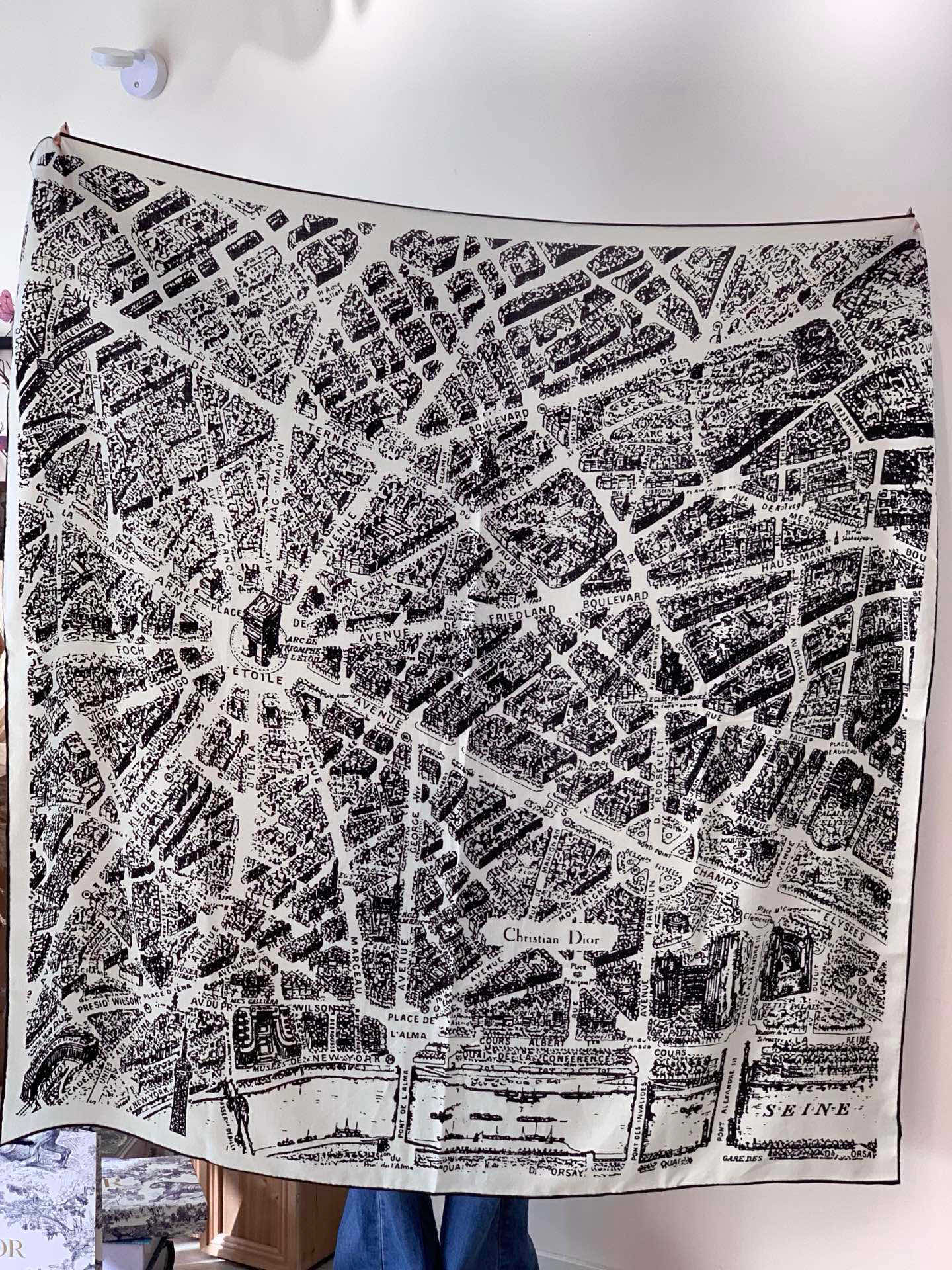 Dior ❤【️巴黎地图】140*140双面同色丝绒方巾🉐️LAN DE 价🉐️ARIS 巴黎地图这款方