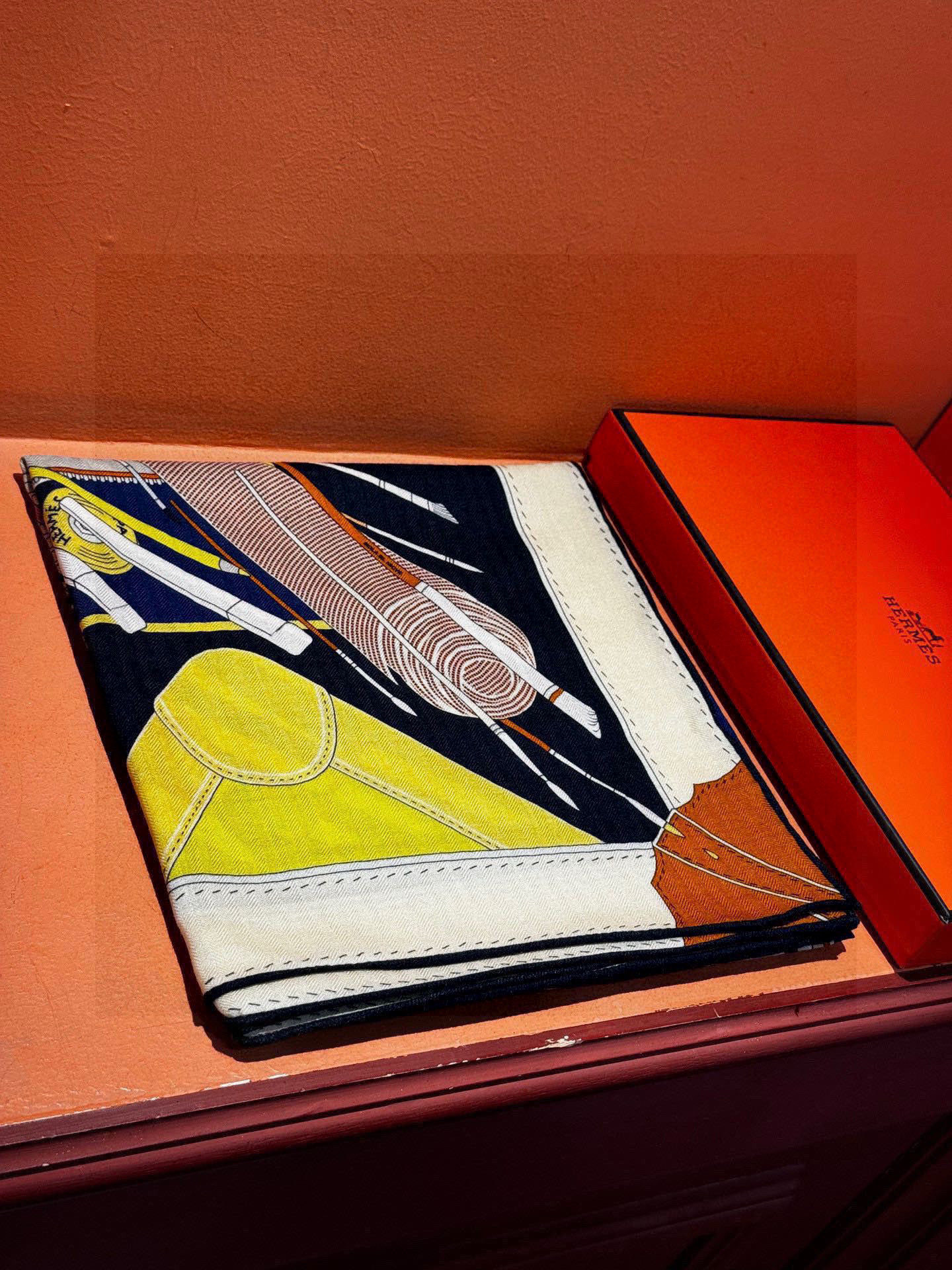 上新❤️。【手提行李】 上新中~这款“手提行李”的款式花色也还是比较经典的颜色色也很秋冬。创作渊源从委内