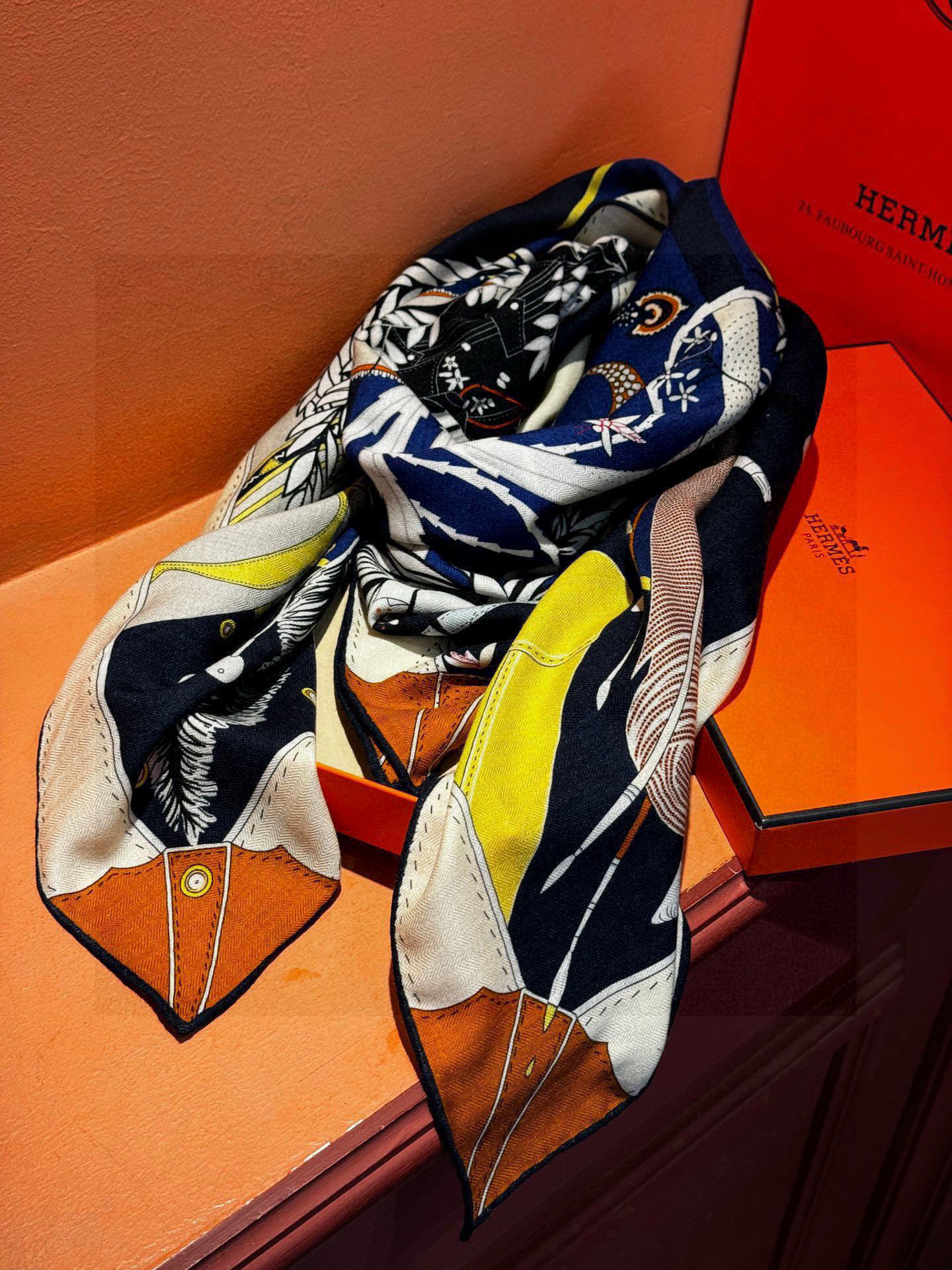 上新❤️。【手提行李】 上新中~这款“手提行李”的款式花色也还是比较经典的颜色色也很秋冬。创作渊源从委内