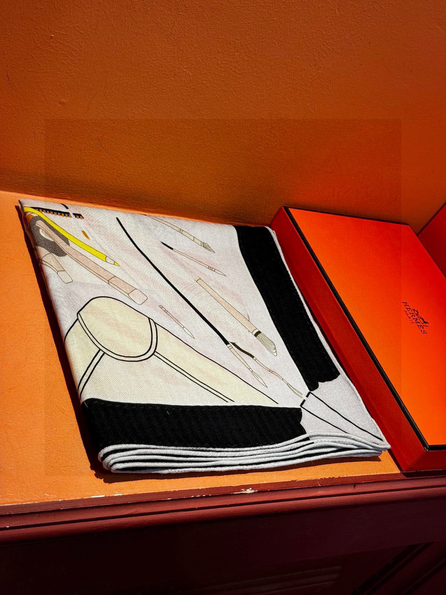 上新❤️。【手提行李】 上新中~这款“手提行李”的款式花色也还是比较经典的颜色色也很秋冬。创作渊源从委内