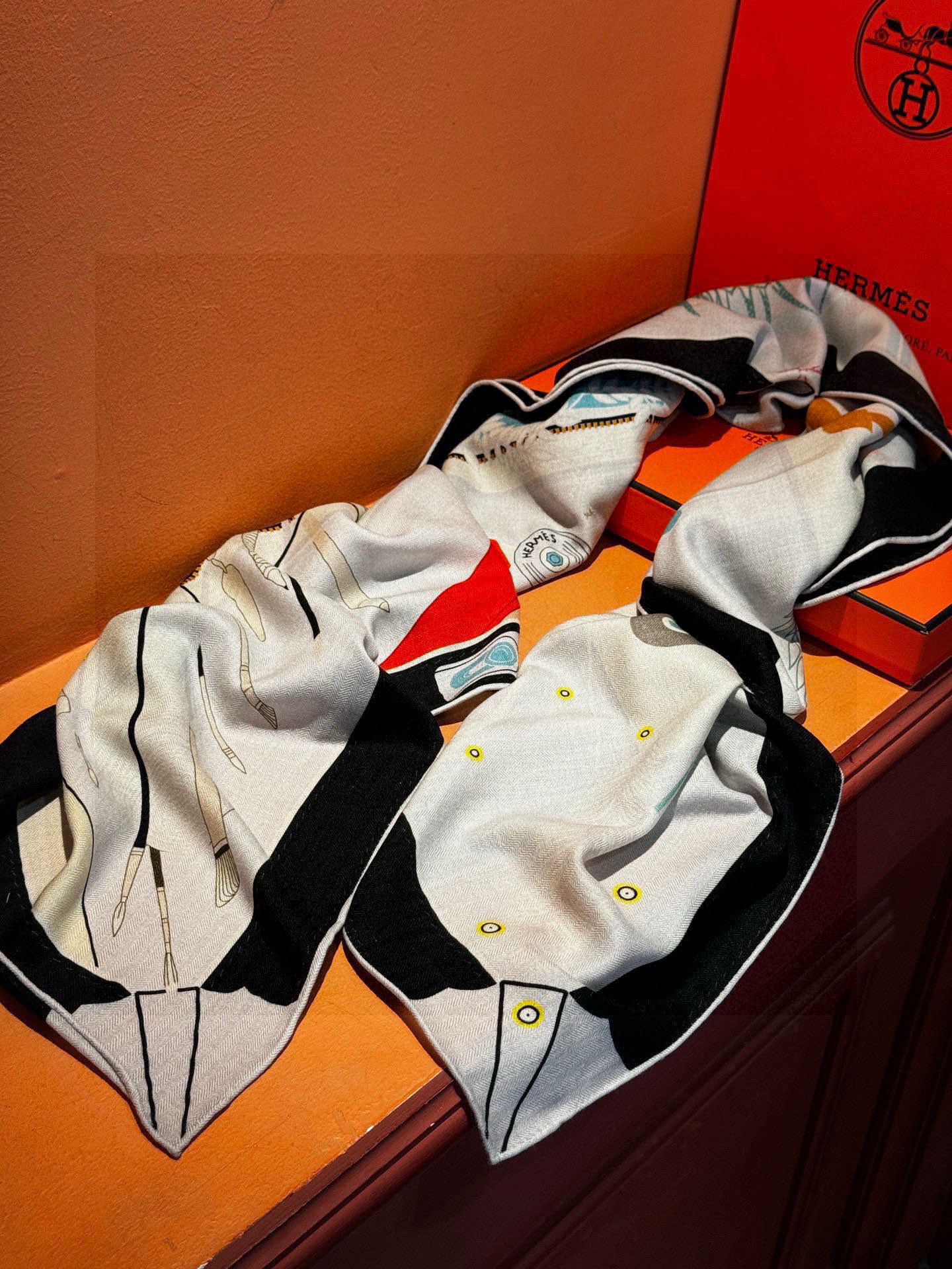 上新❤️。【手提行李】 上新中~这款“手提行李”的款式花色也还是比较经典的颜色色也很秋冬。创作渊源从委内