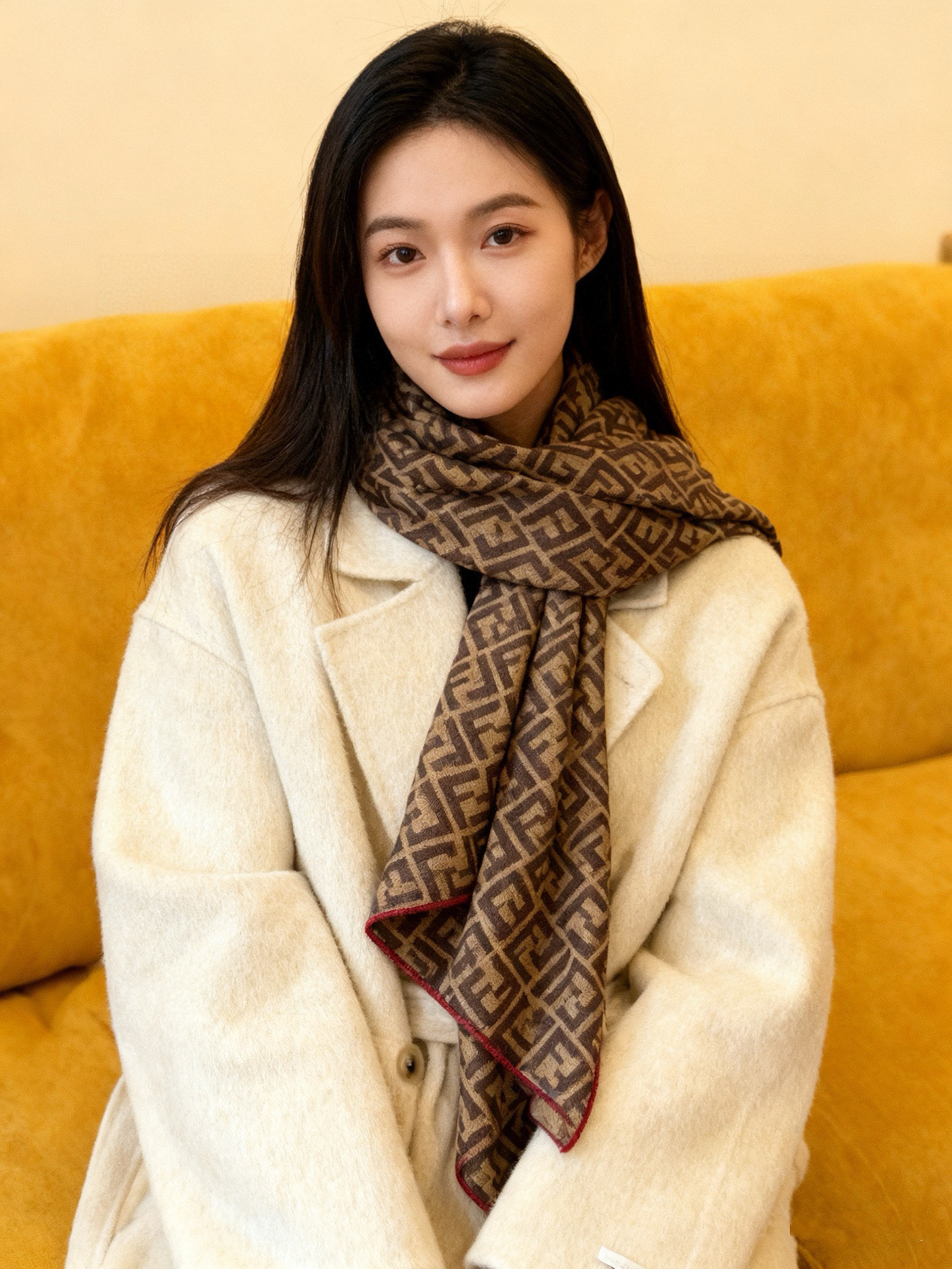 经典双F logo 遍布整条围巾丝绒材质 保暖性和手感都还不错哦秋冬必入 百搭款1962年，F公司聘用著