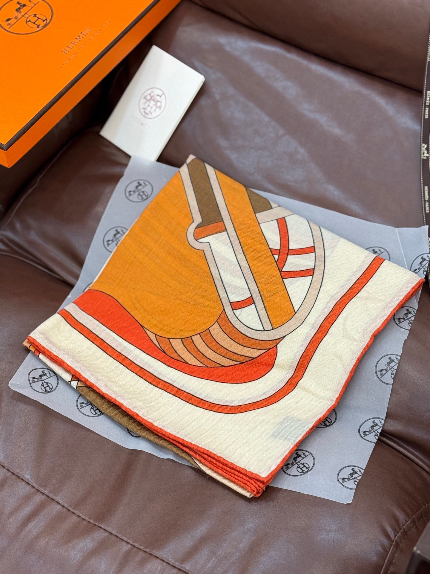 💟2025年早秋上新💞【双面同色丝绒方巾】手工卷边山羊绒和真丝混纺披肩（70%山羊绒，30%桑蚕丝）这款