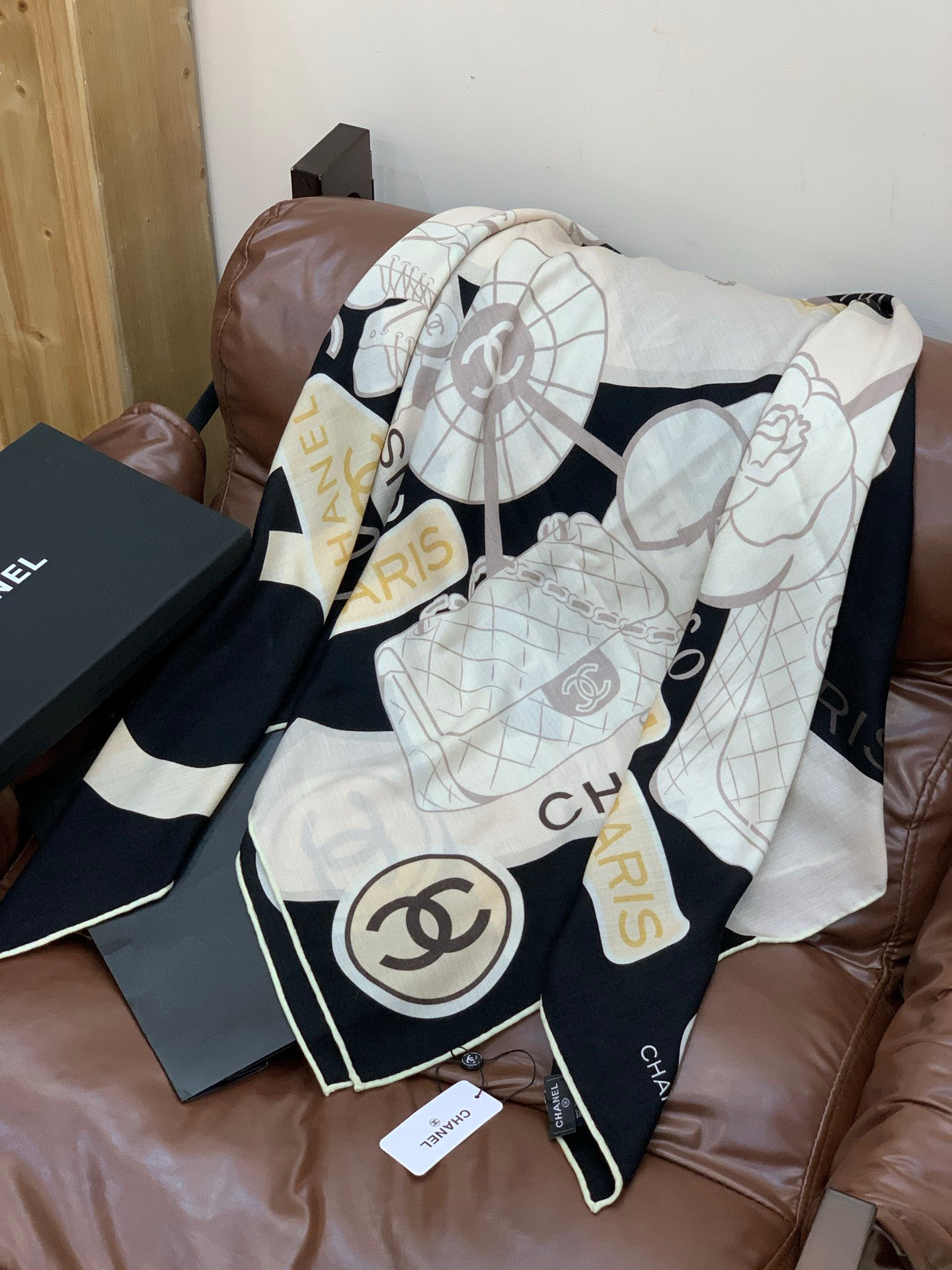 2025秋冬高级成衣系列～Chanel 【140双面同色丝绒披肩】此系列谱写一曲自由轻灵的赞歌本系列作品