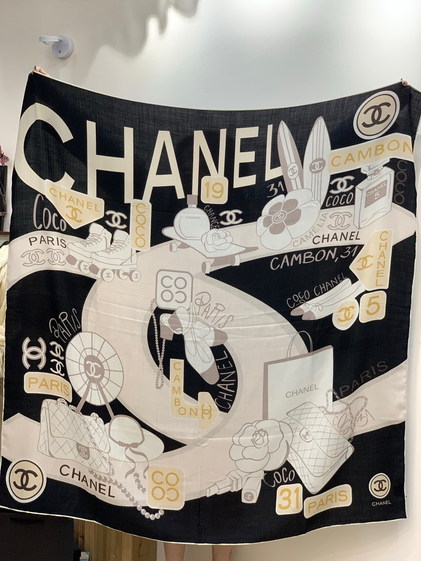 2025秋冬高级成衣系列～Chanel 【140双面同色丝绒披肩】此系列谱写一曲自由轻灵的赞歌本系列作品