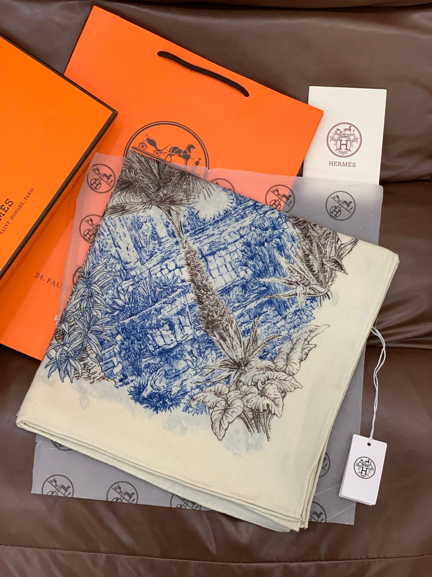 重磅推荐的140顶级丝绒双面异色披肩《回归自然》 披肩尺寸：140*140方巾 70%羊绒30%真丝这张