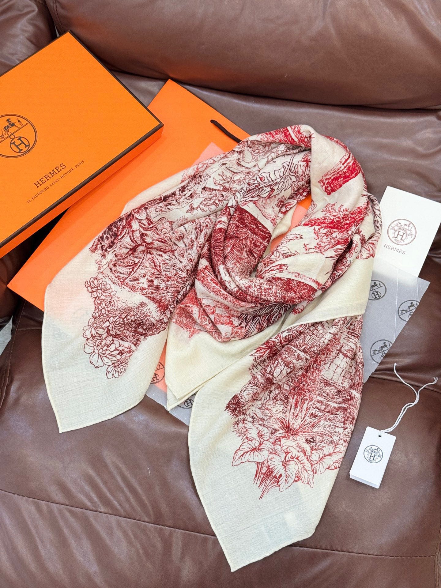 重磅推荐的140顶级丝绒双面异色披肩《回归自然》 披肩尺寸：140*140方巾 70%羊绒30%真丝这张