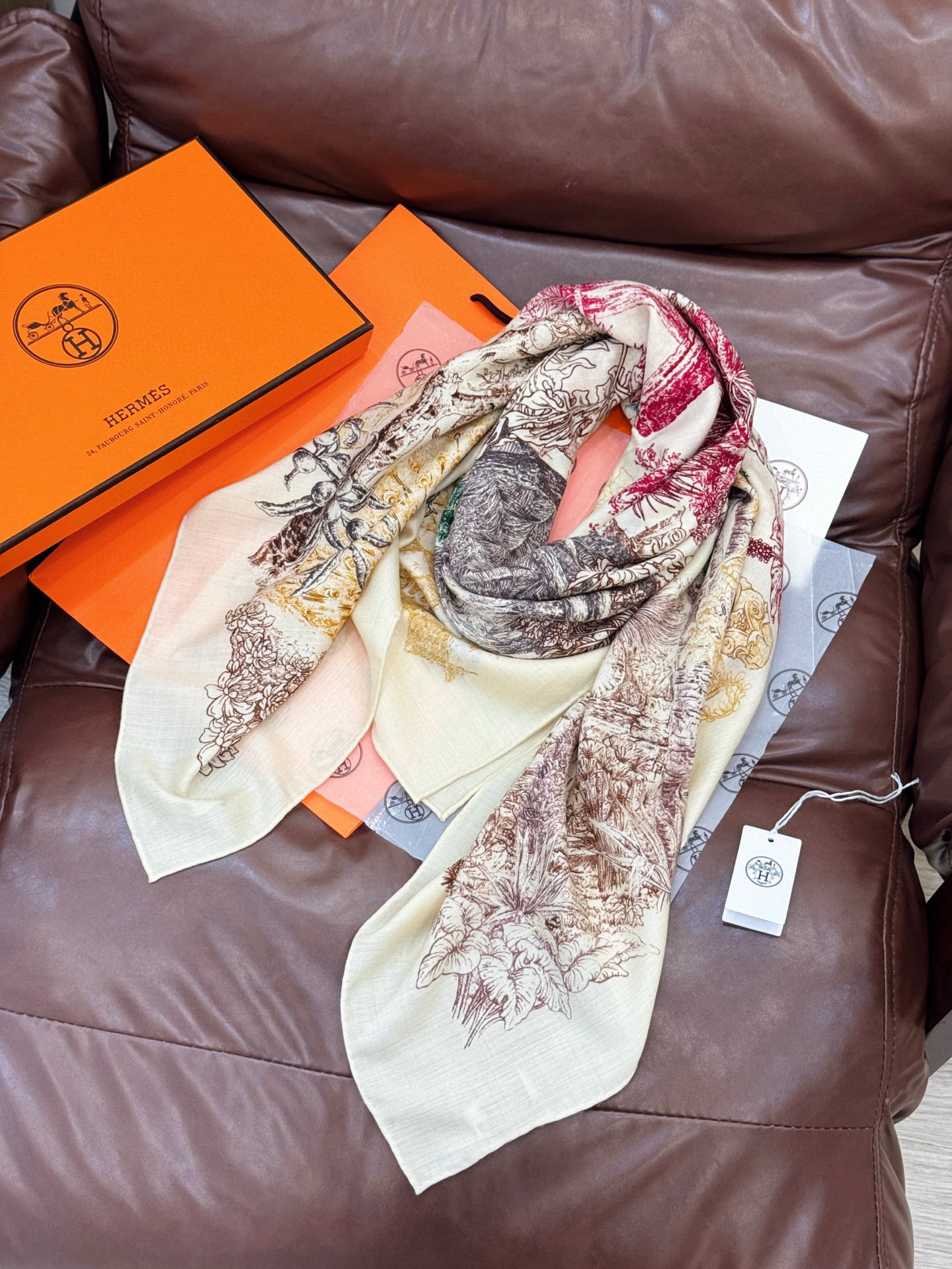 重磅推荐的140顶级丝绒双面异色披肩《回归自然》 披肩尺寸：140*140方巾 70%羊绒30%真丝这张