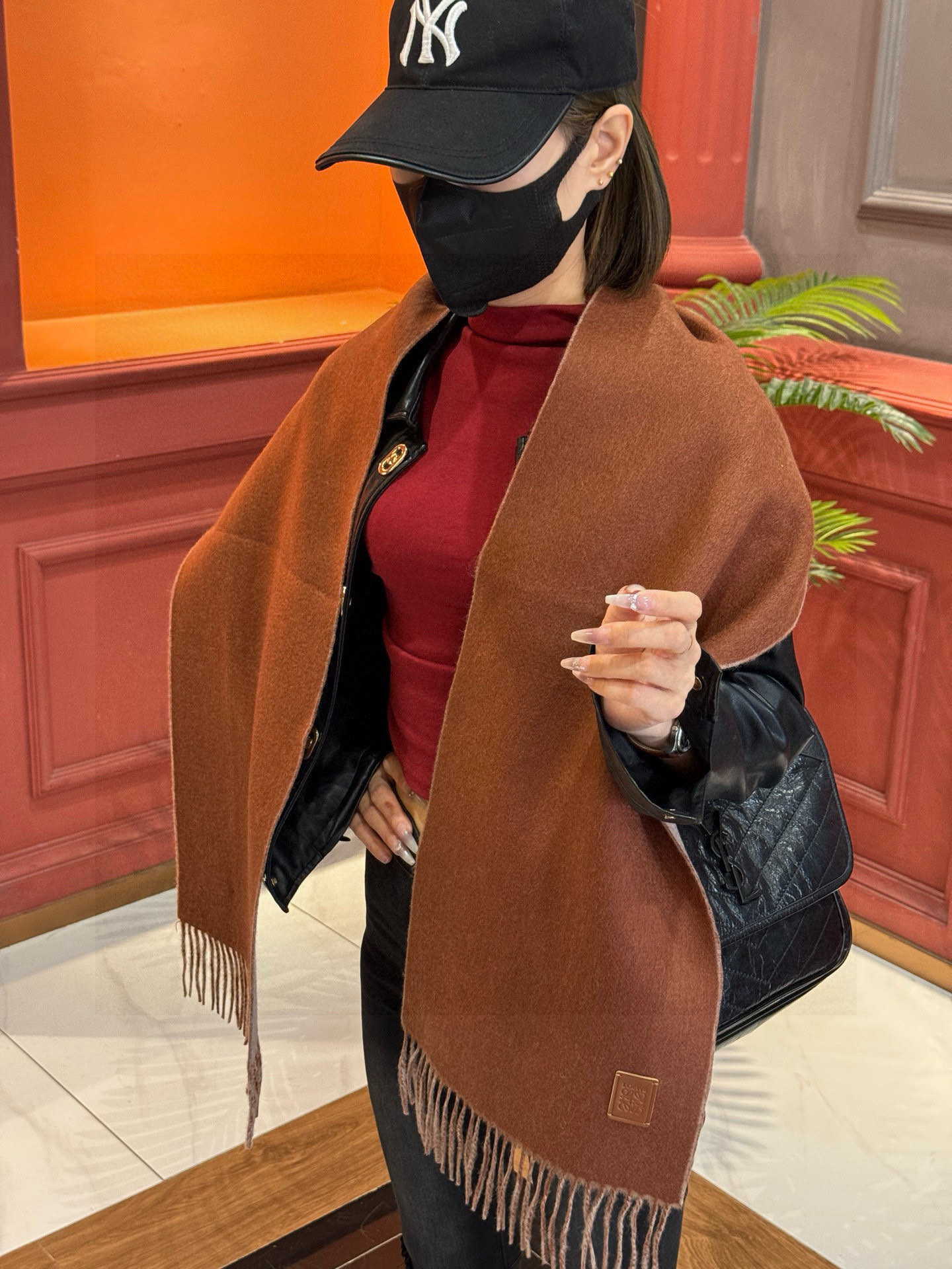 NO:602786,Loewe is so beautiful. It is a couple model. It is so beautiful that it screams the latest British and European style in the store. It is also a large scarf & long scarf that is fashionable and practical. The contrasting colors are very coordinated. The scarf feels soft, fashionable and warm to wear, and stylish. For plaid lovers, don’t miss it. The size is 30*164+8*2. Dear friends, hurry up and grab the higher version of the scarf, the higher version of the scarf, loewe19860909太美了罗意威 情侣款 美到要尖叫专柜最新款英伦欧美范儿 又是一款即时尚又实用的大围巾&长巾,撞色的颜色搭配很协调,围巾手感柔软,戴起来时尚暖和,大气有范儿,格子控们,不要错过哦,尺寸30*164+8*2,亲们速度开抢高版本围巾,高版本围巾,loewe,scarf