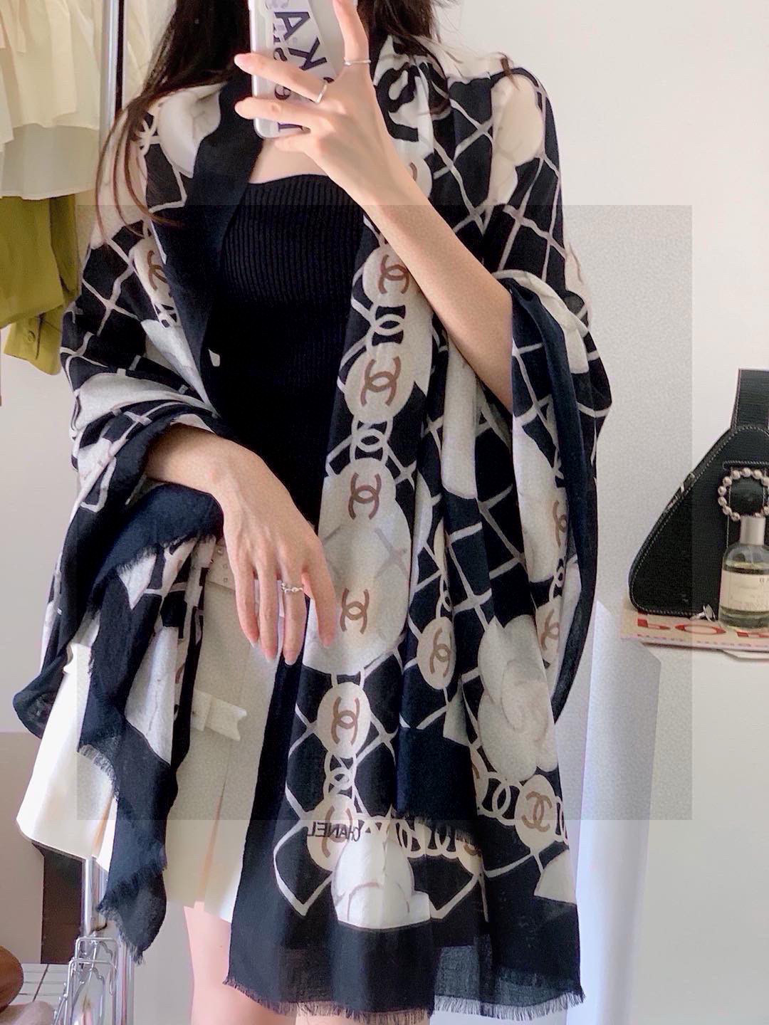 NO:602796,The most classic camellia series of the fragrance family, it is so classic that every woman must store it in her wardrobe. It meets your daily needs and has a comfortable touch that makes you reluctant to take it off. Hurry up and get a pair to appreciate it carefully. [呲呲] Classics can never replace the replenishment orders from the export counters in Europe. This style has received replenishment orders from the counters for five consecutive years. It is the king of classics.  , I feel that the style does not require much text introduction, just look at the picture. I won’t go into details about the two colors of celebrity models in domestic counters. White and black and white are the more beautiful colors of Xiaoxiang. Good products are limited in quantity. I have not received many final orders. Please pay attention to buy them as soon as possible. As for the quality of the scarf, I won’t introduce it much. Everyone who buys from me knows it well. I still say that the quality of scarves is not as good as others. The scarf is given to you for free. I only sell scarves with the best original single loop and 100% cashmere.  Specification 110*200. High version scarf, high version scarf, chanel19860909香家最最经典的山茶花系列,经典到每个女人的衣柜都要收纳的一条 满足你的日常所需,舒适的触感,让你舍不得脱卸,快快入手一条细细品鉴[呲牙]经典永远不可替代出口欧洲专柜的补单,这个款式已经连续五年接到专柜补单了,经典之王 ,款式我感觉不需要多少的文字介绍,看图就可以了明星款国内专柜两色就不多说了,白色,黑白都是小香比较好看的颜色好货限量我拿到的尾单也不是很多,大家注意,要抓紧入手至于围巾的质量,也不多介绍了,在我这里拿货的各位都心知肚明,我还是那句话,围巾质量不如别人的,围巾白送你我只卖原单圈质量最好的围巾百分百羊绒 规格110*200. 高版本围巾,高版本围巾,chanel,scarf