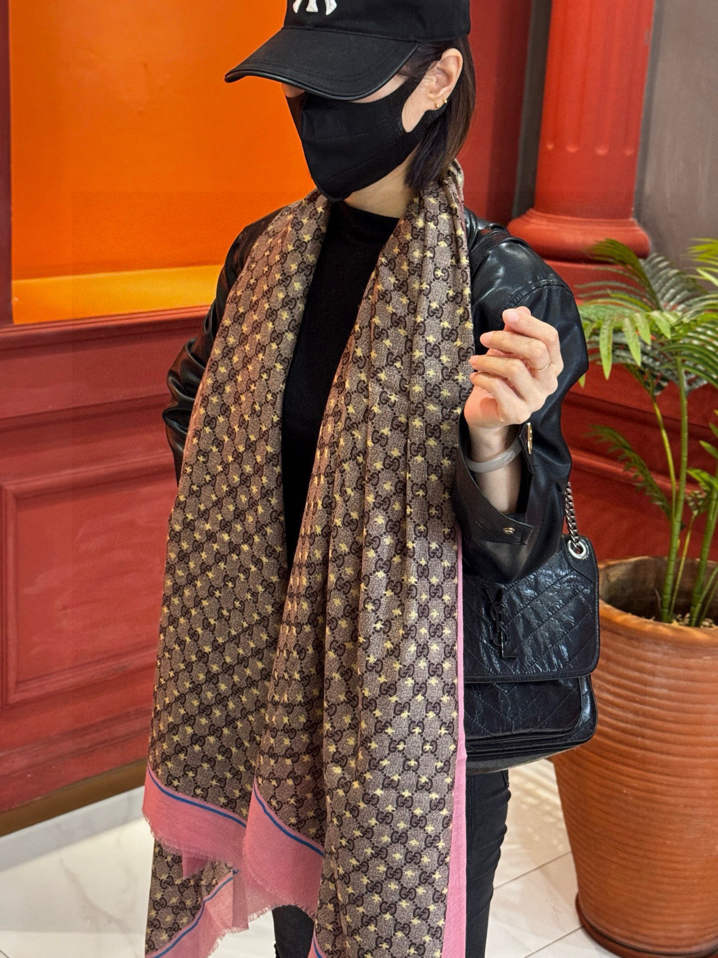 NO:602844,GUCCI new style!  Printing technology, sparse layered design, exquisite and truly special, the upper body is simply beautiful, exuding elegance even if you wear it without saying anything] Compared with printing and dyeing, it has a unique rough and elegant beauty, very aura, big-name aura and a little pure beauty 110*200cm All cashmere high version scarf, high version scarf, gucci19860909GUCCI新款！ 印花工艺 稀疏层次设计 配以精美 真心特别 上身简直了 围着不说话都散发着优雅气质】相对于印染,有着独特的粗狂大雅美,很有气场大牌气场又带点纯美110*200cm 全羊绒高版本围巾,高版本围巾,gucci,scarf