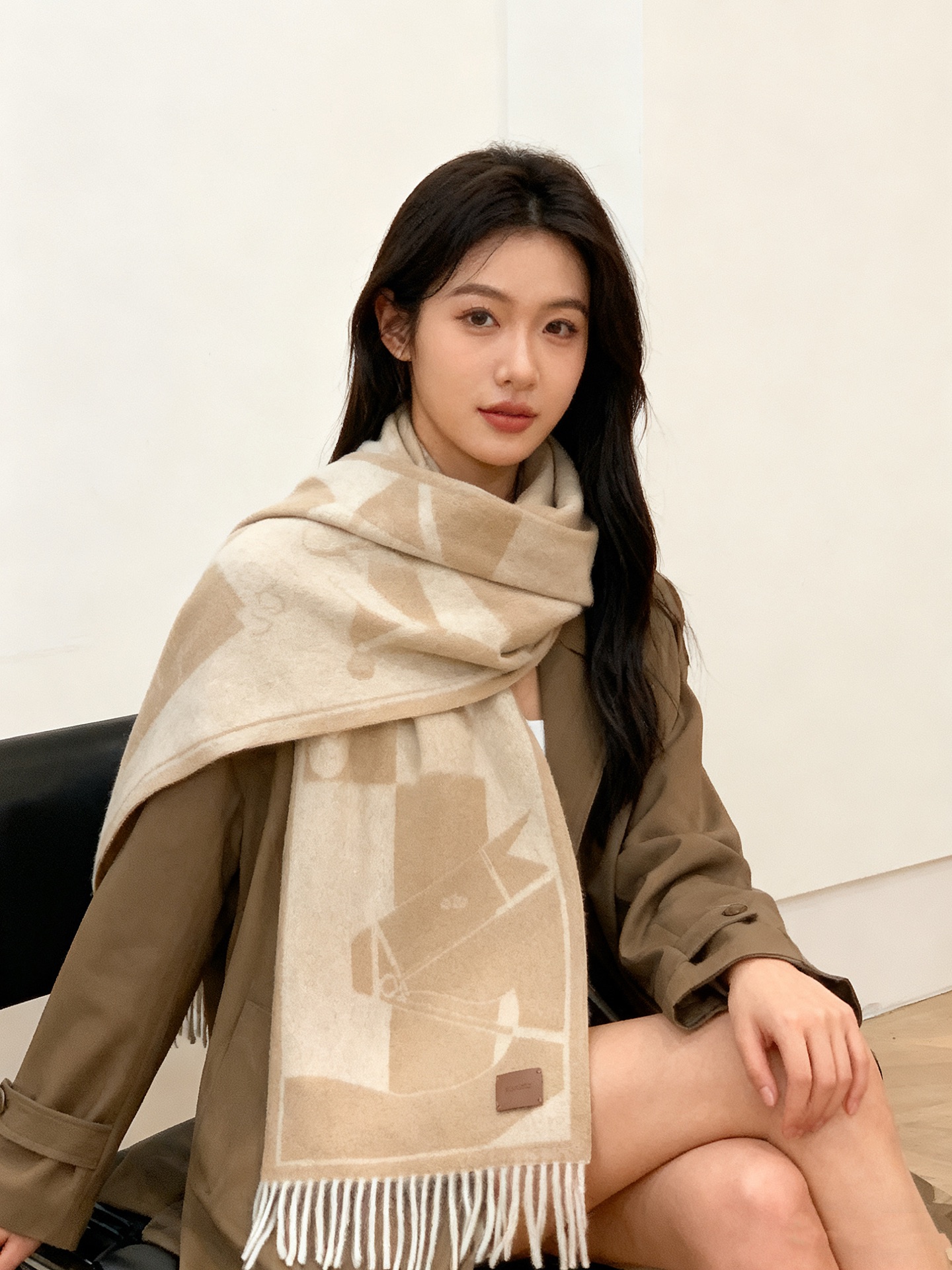 NO:602788,The Hermès Paris Fashion Show business cashmere scarf factory for men and women selects the finest ultra-fine cashmere fiber and combs it by hand. It is time-consuming and labor-intensive. Then it is soaked in clear spring water and washed to give the cashmere fiber a unique fluffy texture. This is why it feels so delicate. Finally, it uses exquisite embossing and ironing processes to give it a luxurious and soft surface gloss. The process is particularly complicated and it uses fine cashmere from the Mongolian Plateau!  !  It feels full of fine fluff!  This price is absolutely 100% affordable!  Exquisite embroidery craftsmanship!  Great for giving as a gift or keeping for yourself!  Absolutely good stuff!  Size 335*170*2 high version scarf, high version scarf, hermes19860909爱马仕巴黎时装展商务男士女士羊绒围巾代工厂臻选上乘的超细羊绒纤维 进行纯手工精梳处理 耗时耗力 再以清泉水浸泡涤荡 使羊绒纤维呈现出独特的蓬松质感 手感才如此细腻 最后以考究压印与熨烫工艺 才有奢华柔和的表面光泽 工艺特别复杂哦采用蒙古高原细羊绒！！手感满满地都是细腻的绒毛！这个价格绝对百分之百的实惠！精湛绝伦的绣字工艺！送礼自留都不错！绝对好货！尺寸335*170*2高版本围巾,高版本围巾,hermes,scarf