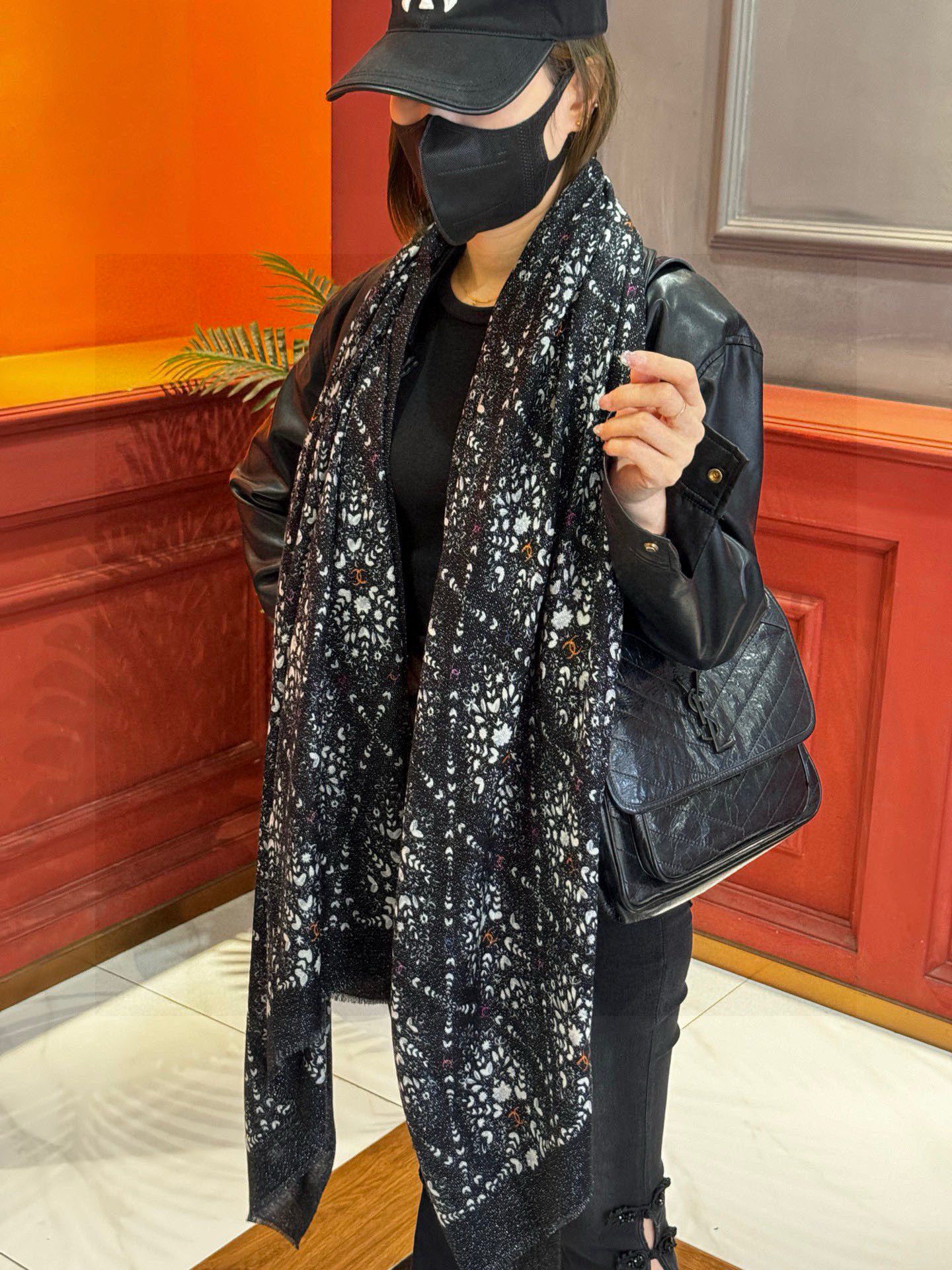 NO:602809,The shiny scarf, Cashmere Long Scarf, is available to new customers at the Fragrant Grandma counter. The sales are super hot. Only the shiny silver bodice will show her beauty, western style and big-brand style. The most important thing is that her skin is very white and tender and eye-catching. It adopts imported digital printing style, which is vividly displayed!  There’s a reason why it’s so popular!  It’s not just as simple as being beautiful!  Size 110*200cm, top quality pure cashmere high version scarf, high version scarf19860909会发光发亮的围巾香奶奶专柜上新客供羊绒长巾 卖的超爆的,亮晶晶的银丝上身才会知道她的美,洋气、大牌范十足.最要紧的是,显的皮肤很白嫩还特吸睛.采用进口数码印花风格,彰显的淋漓尽致！卖的火是有理由的！不是单纯的漂亮这么简单！尺寸110*200cm,顶级纯羊绒高版本围巾,高版本围巾,scarf