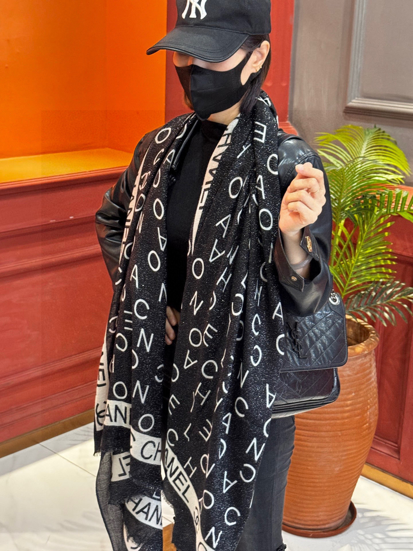 NO:602814,New scarf that will shine. New long scarf made of silver thread cashmere fabric for customers. It is so beautiful [crying] [Silver thread double C pattern] is on sale at the imperial palace-level new counter. The unique design style of pure cashmere silver thread and the special pattern printing of Fu Xiangjia this season. It is extremely beautiful. Really. The upper body is extremely luxurious and high-end. Rare ~ little expensive ~ you can decide whether it looks good or not. Size 110x200cm  Large long scarf, top quality pure cashmere high version scarf, high version scarf, chanel19860909上新 会发光发亮的围巾 新款客供银线羊绒面料长巾 美翻了[流泪]【银线双C图案】御用殿堂级极新款专柜在售 纯羊绒银丝线独特设计风格加上富有香家本季特色图案印花 美丽至极 真的 上身极为奢华上档次 稀有～小贵～好看不好看自己看吧 尺寸110x200cm 大长巾,顶级纯羊绒高版本围巾,高版本围巾,chanel,scarf