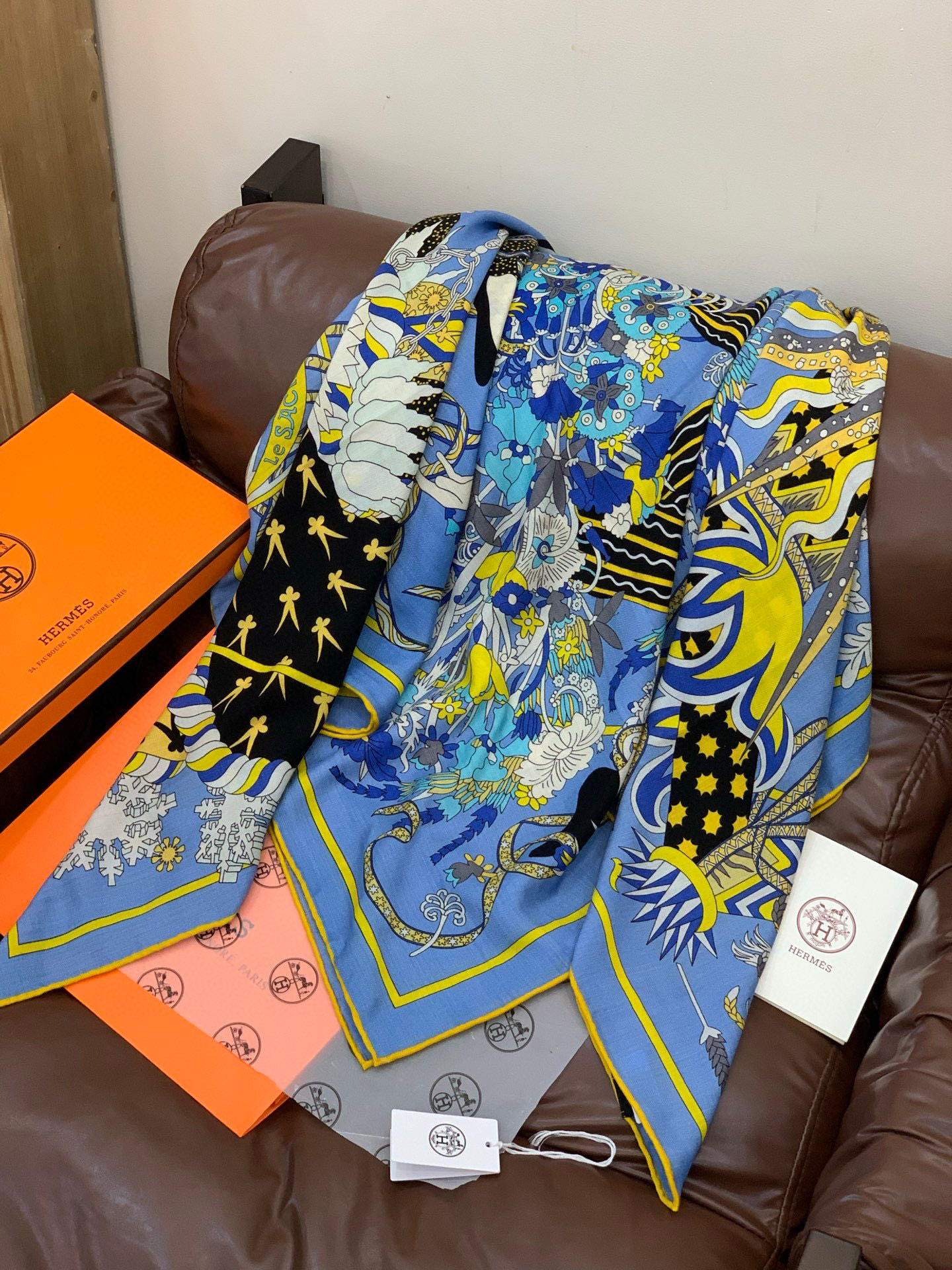 新款爱马仕四季之王的加冕140*140cm，双面同色印花，高端的重磅丝羊绒面料，正反两面效果一样，70%