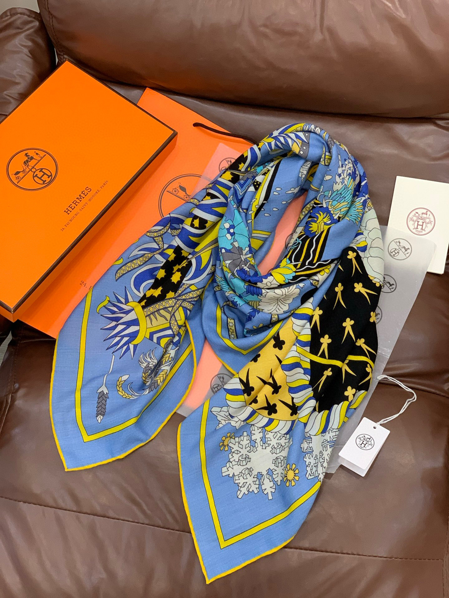 新款爱马仕四季之王的加冕140*140cm，双面同色印花，高端的重磅丝羊绒面料，正反两面效果一样，70%