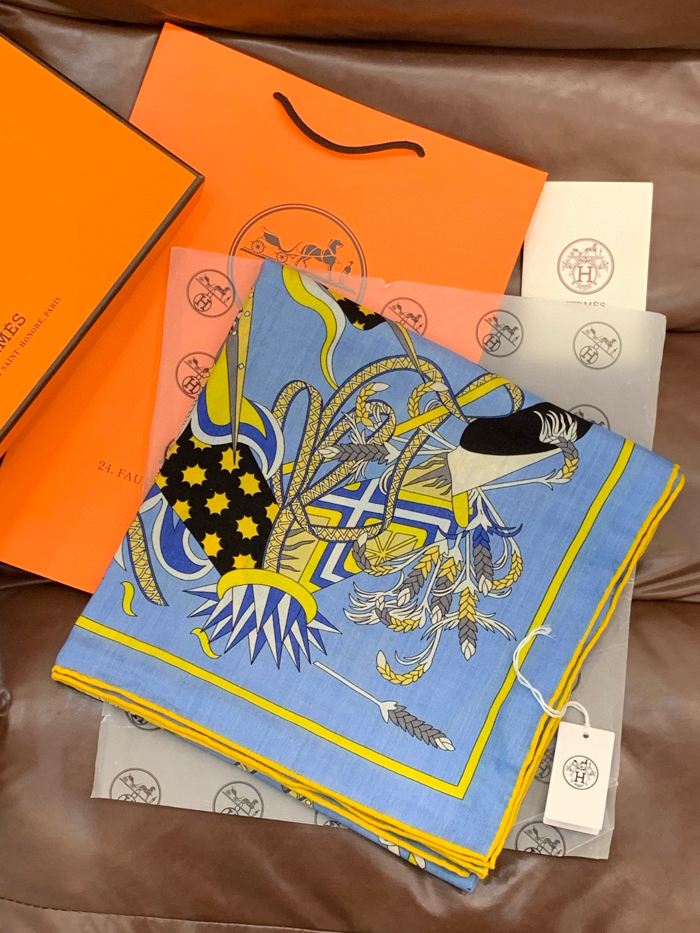 新款爱马仕四季之王的加冕140*140cm，双面同色印花，高端的重磅丝羊绒面料，正反两面效果一样，70%