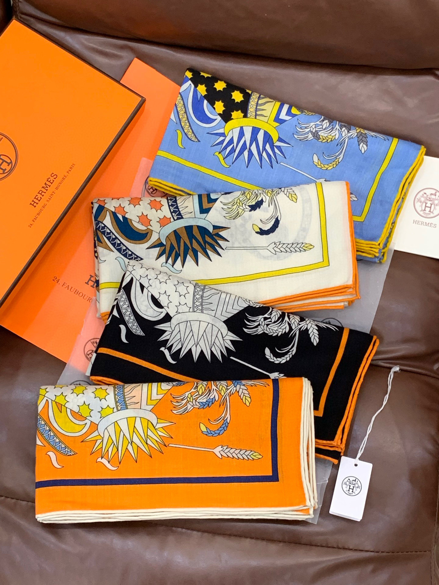 新款爱马仕四季之王的加冕140*140cm，双面同色印花，高端的重磅丝羊绒面料，正反两面效果一样，70%